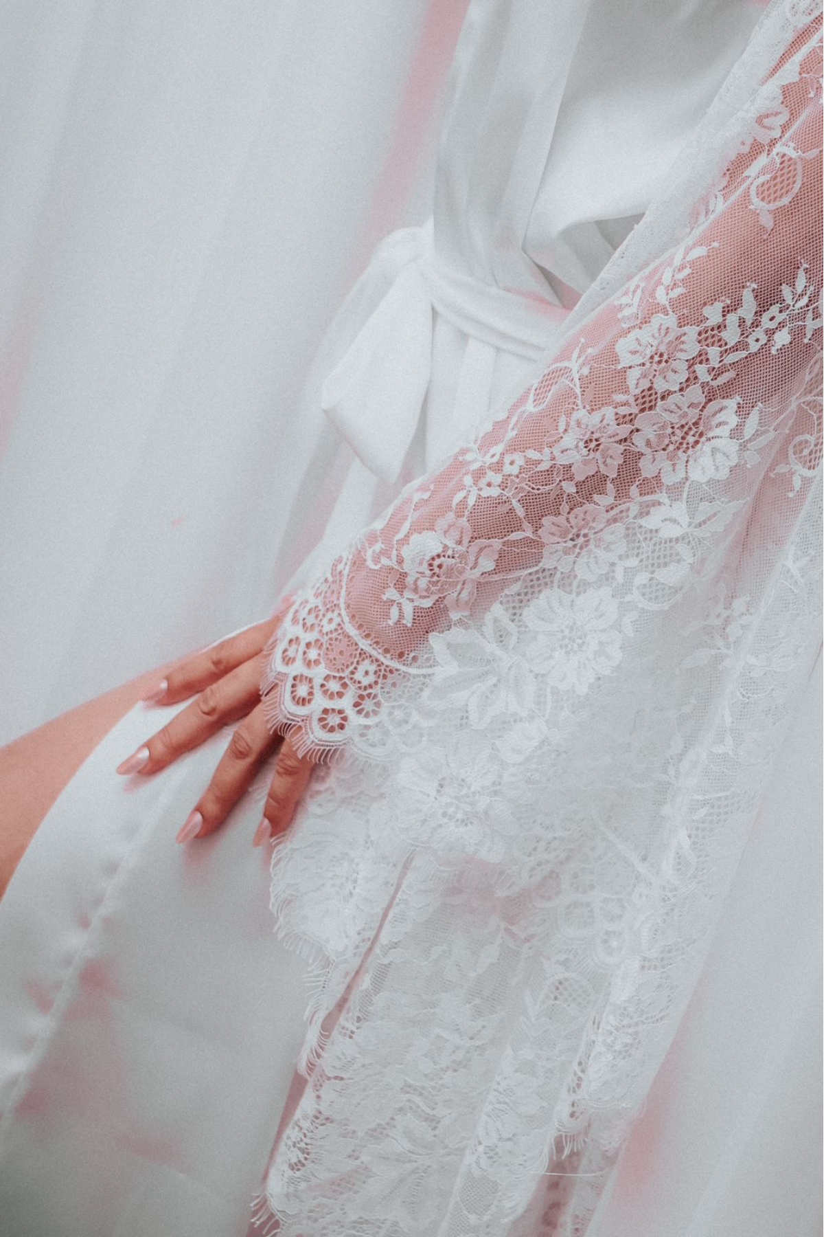 Robe Helena Longo com Mangas de Renda Chantilly para Noiva Delicada