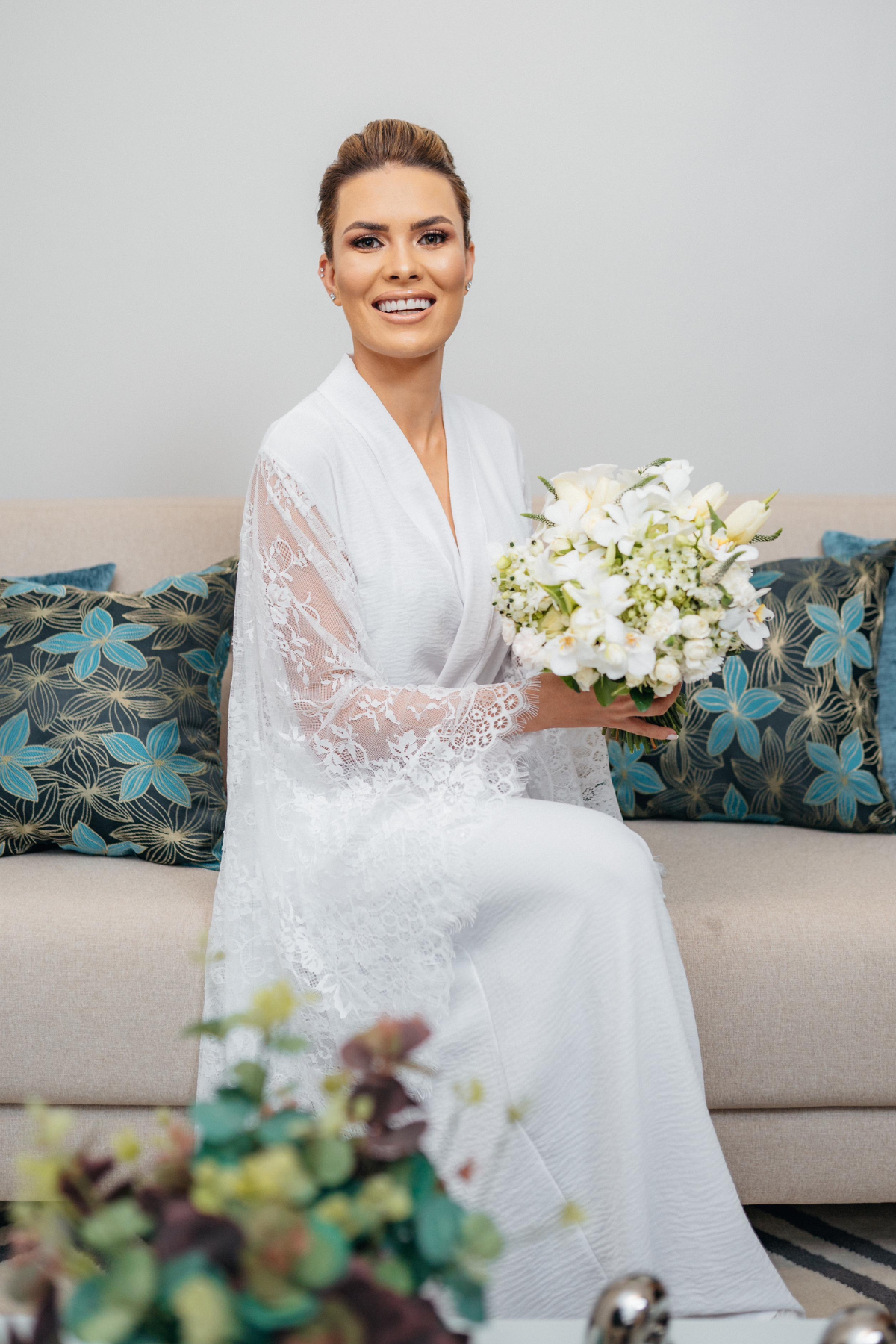 Robe Helena Longo com Mangas de Renda Chantilly para Noiva Delicada