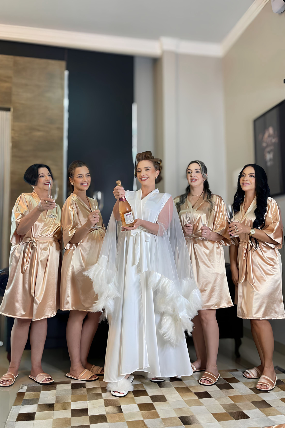 Robe de Noiva Isis Off White com Tule Transparente e Plumas