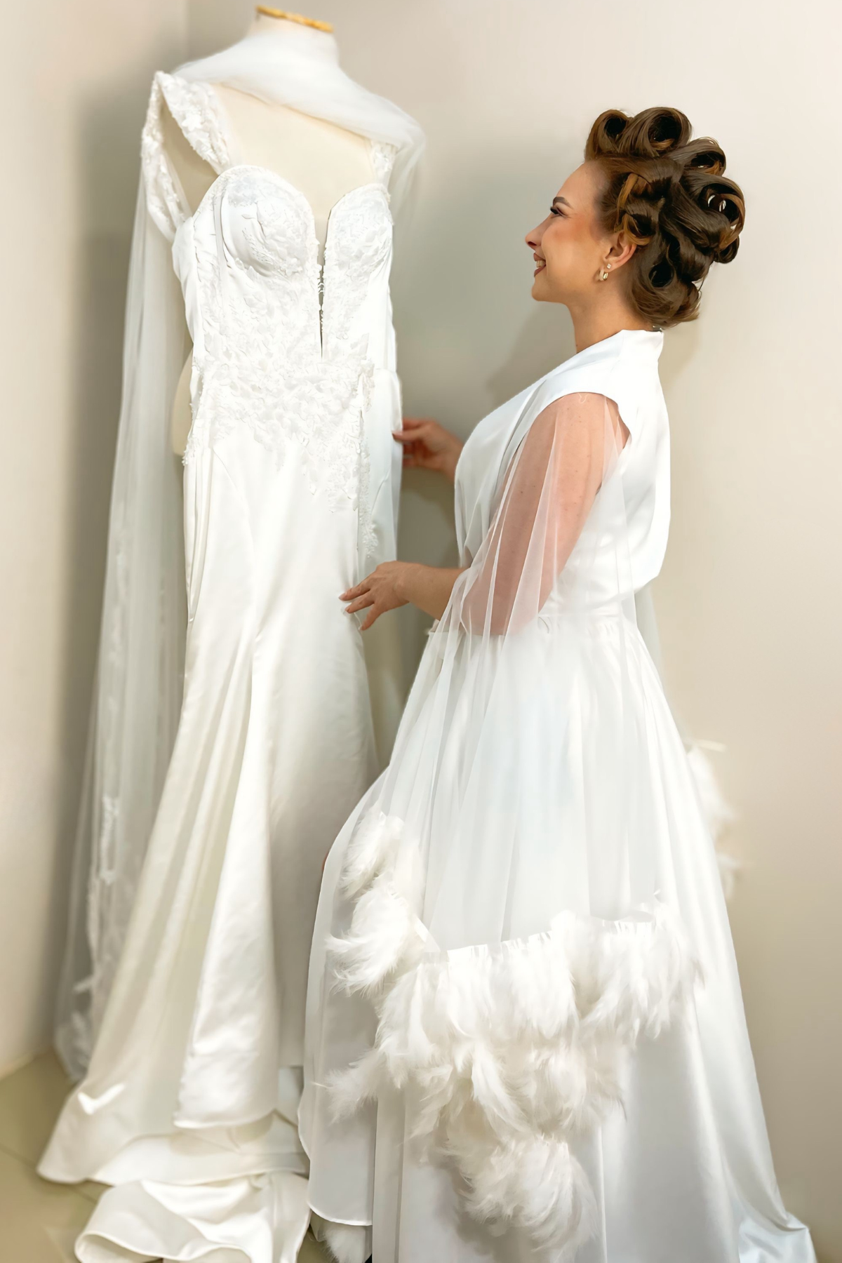 Robe de Noiva Isis Off White com Tule Transparente e Plumas
