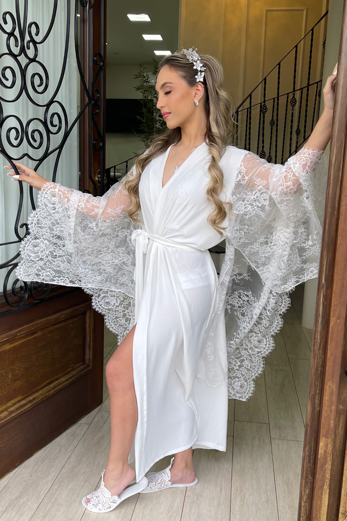Robe Helena Longo com Mangas de Renda Chantilly para Noiva Delicada
