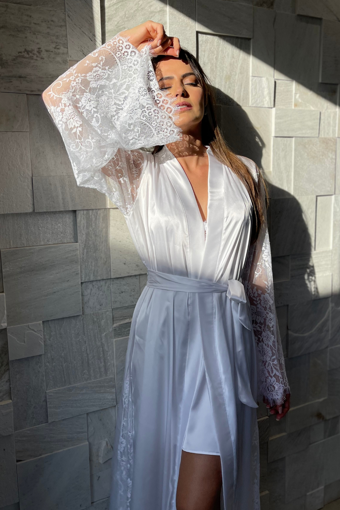 Robe Cloe Longo com Renda Chantilly Branco Elegante e Sofisticado