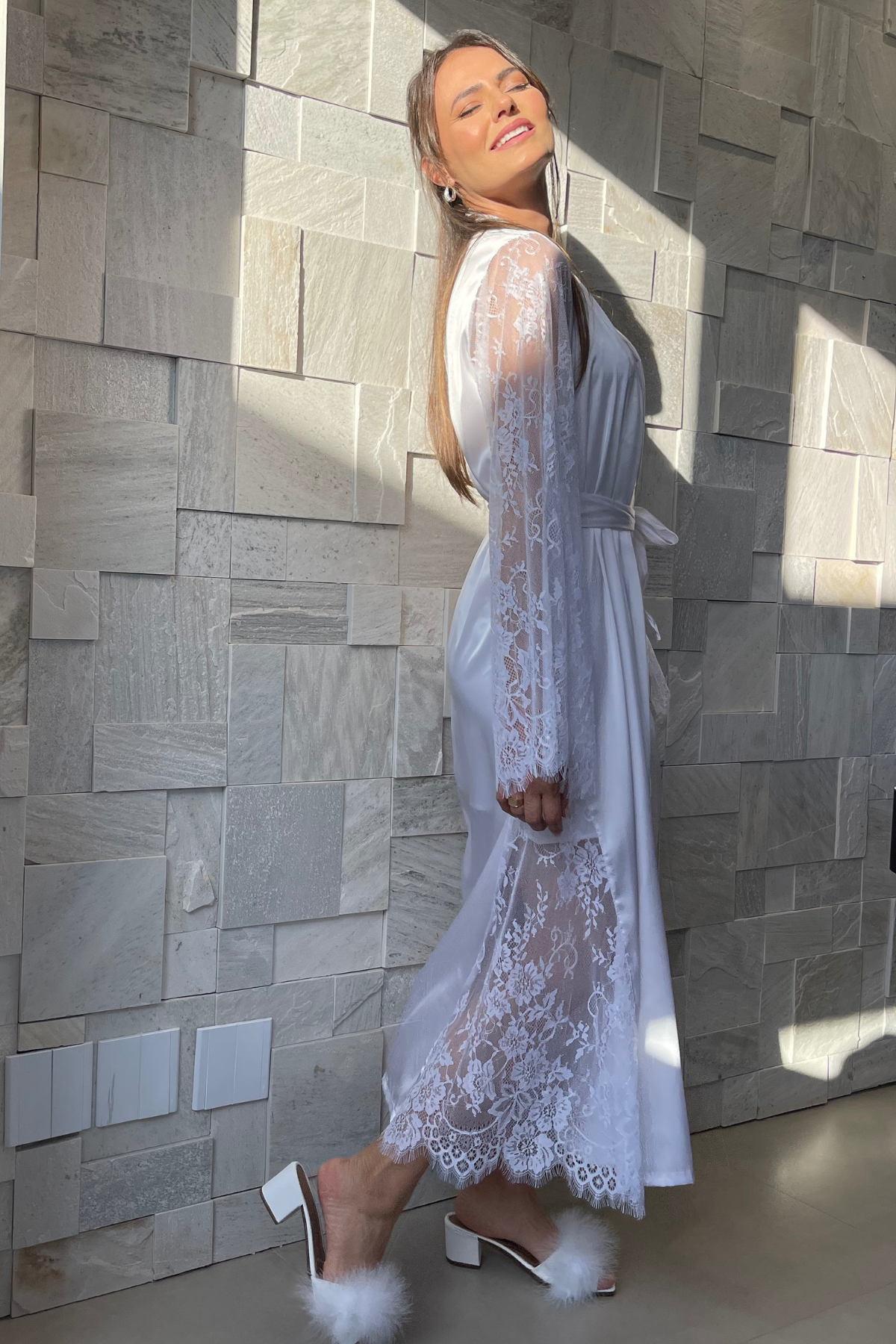 Robe Cloe Longo com Renda Chantilly Branco Elegante e Sofisticado