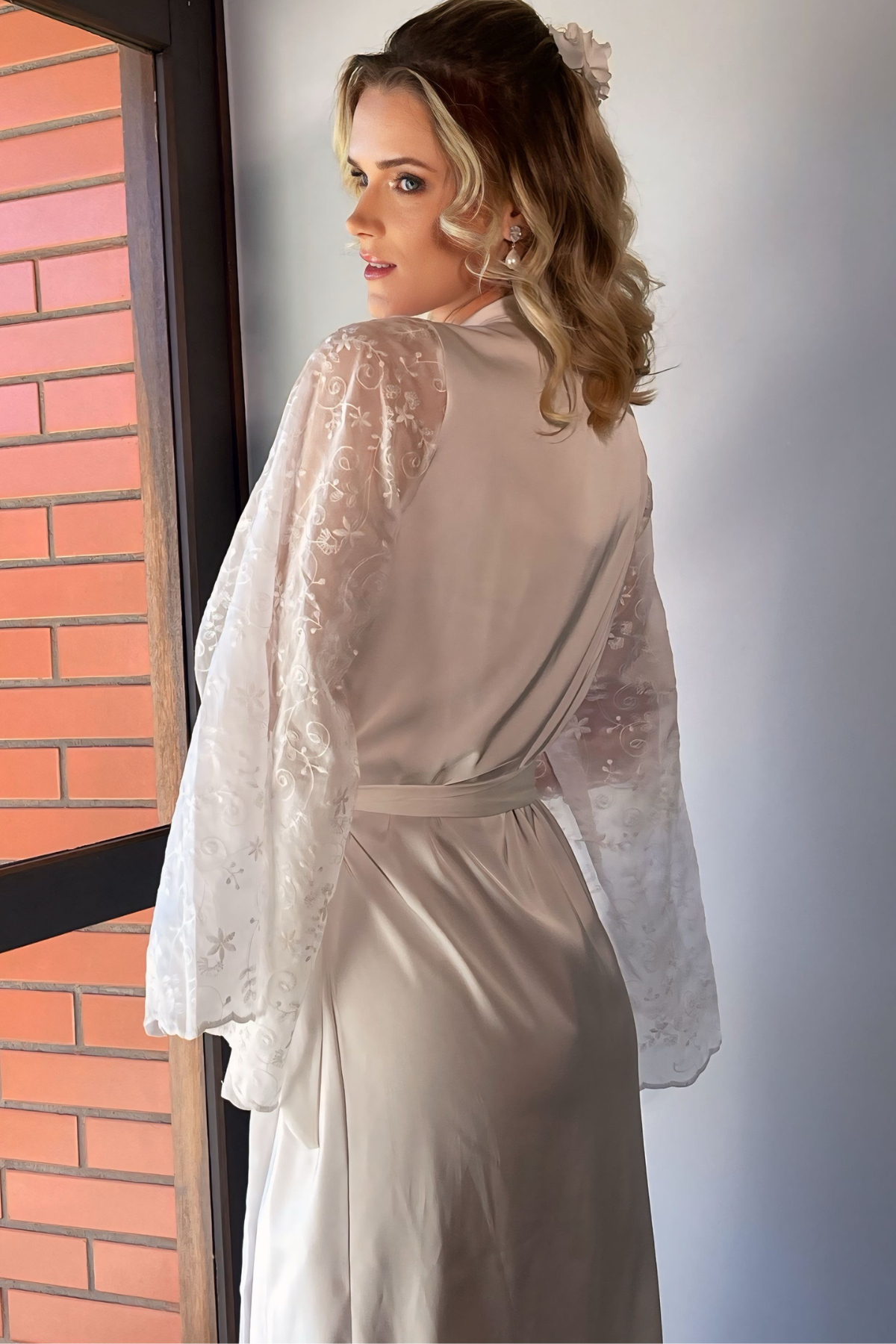 Robe Mariana Longo em Renda Chantilly Off White para Noiva Elegante