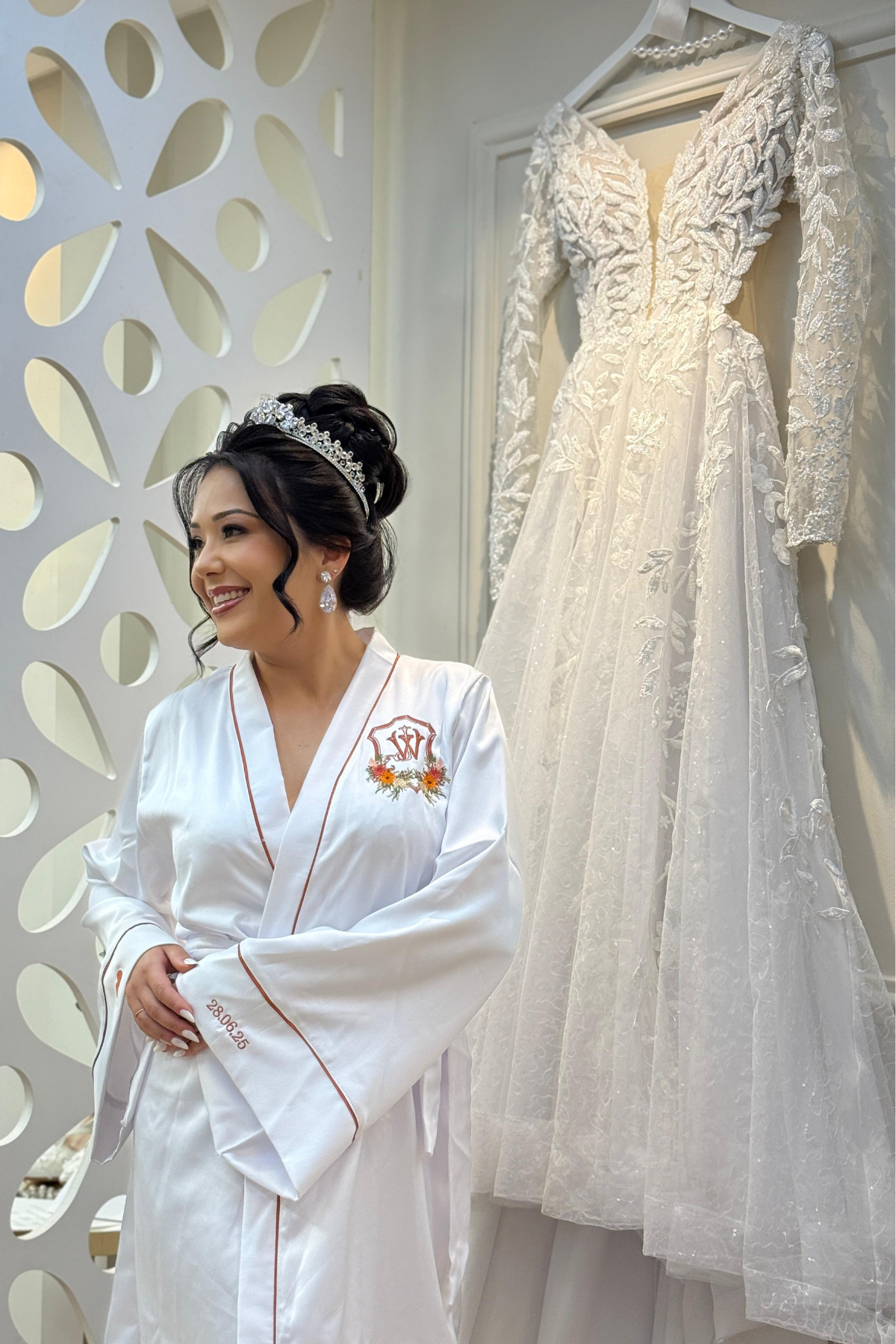 Robe Lori longo Personalizado com Detalhes em Friso
