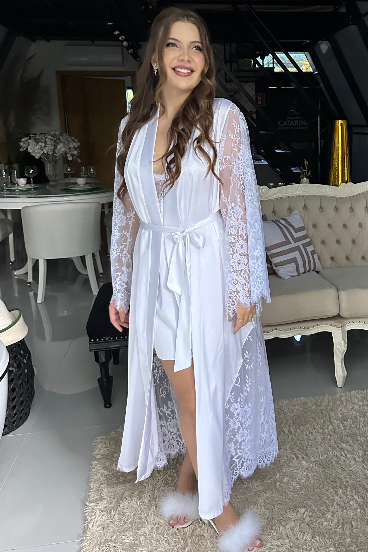 Robe Cloe Longo com Renda Chantilly Branco Elegante e Sofisticado