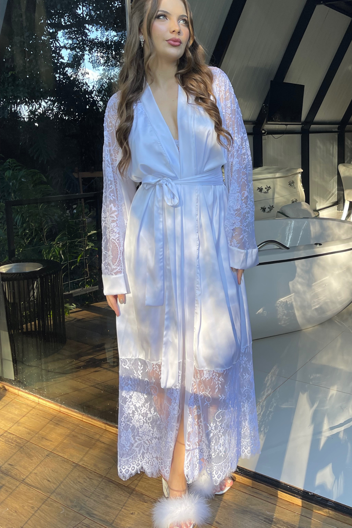 Robe Lilly Longo Branco com Renda Chantilly Delicada para Noiva
