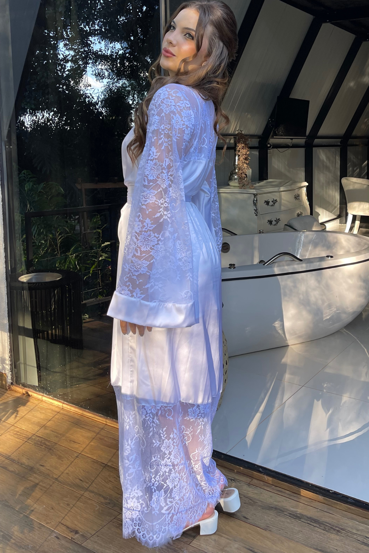 Robe Lilly Longo Branco com Renda Chantilly Delicada para Noiva