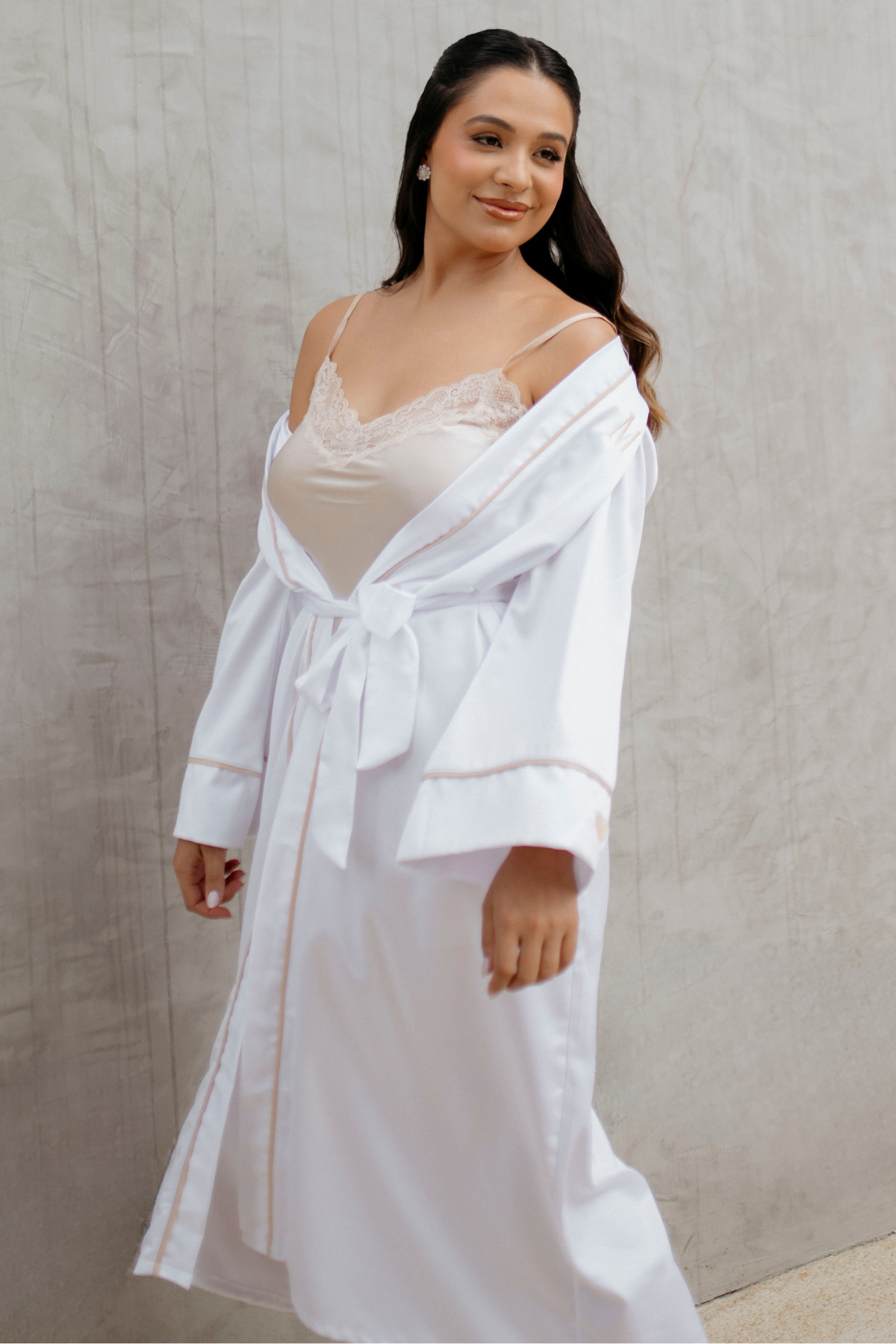 Robe Lori longo Personalizado com Detalhes em Friso
