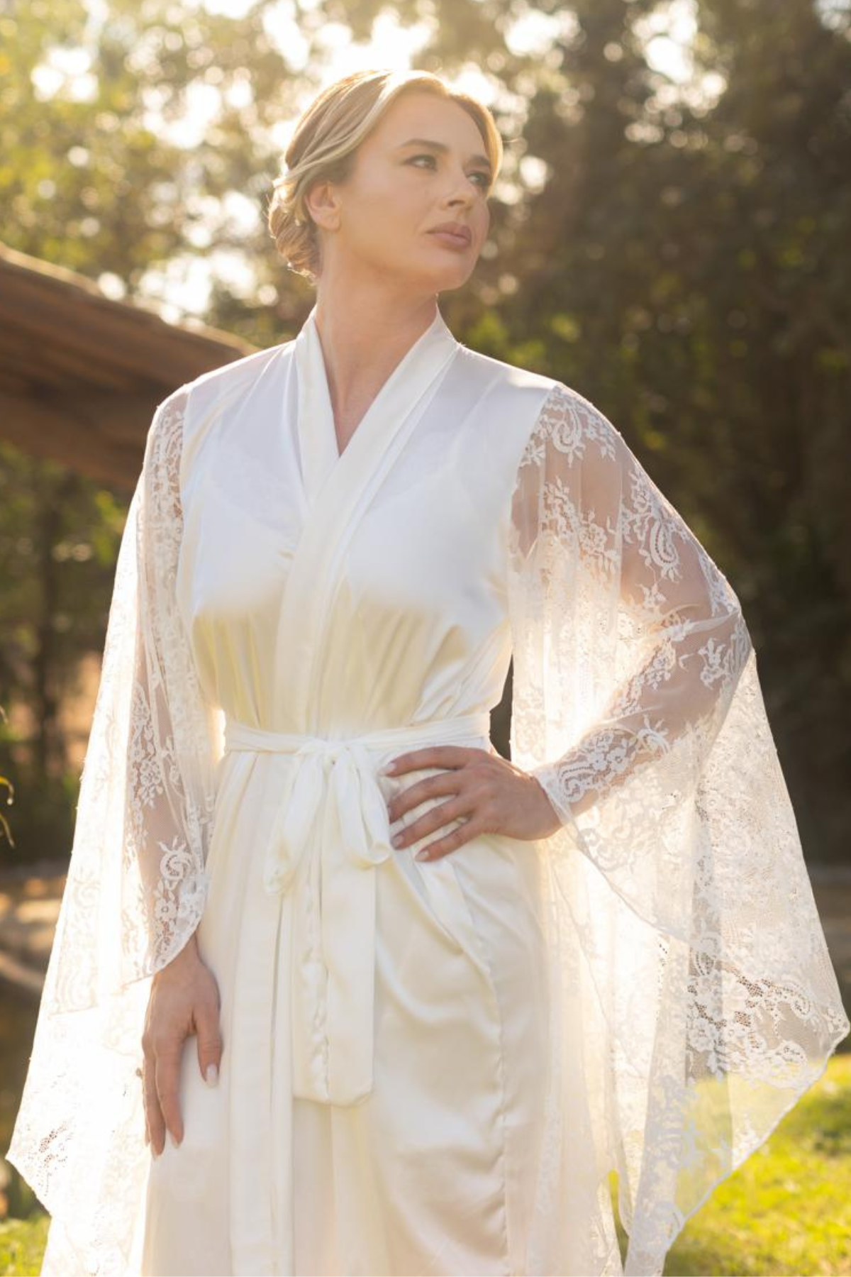 Robe Helena Longo com Mangas de Renda Chantilly para Noiva Delicada