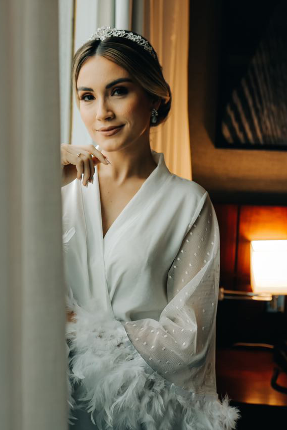 Robe Simone Longo com Mangas em Tule Poá e Plumas para Noiva