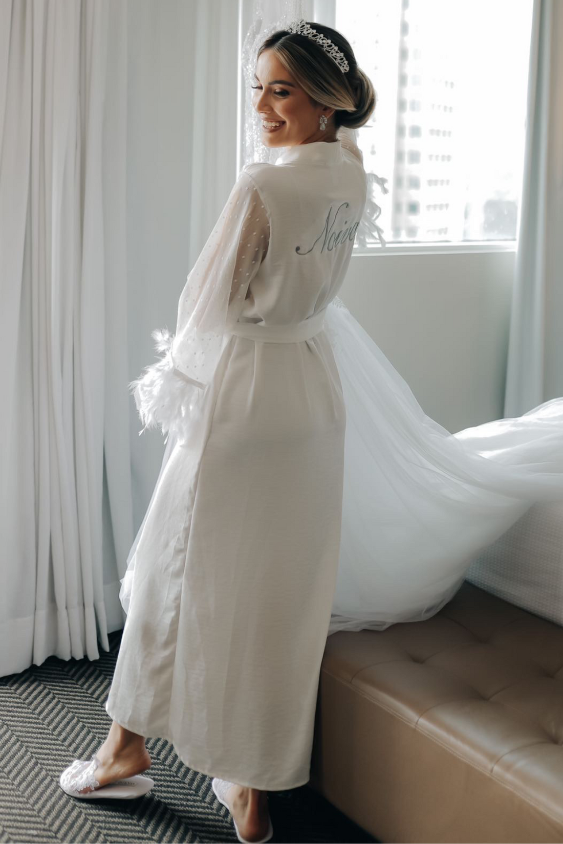 Robe Simone Longo com Mangas em Tule Poá e Plumas para Noiva
