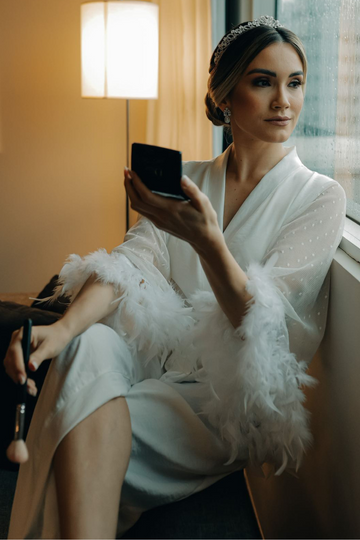 Robe Simone Longo com Mangas em Tule Poá e Plumas para Noiva