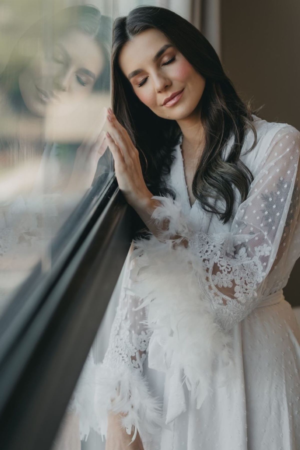 Robe Damaris Longo Off White com Tule Poá, Bordado Egípcio e Plumas