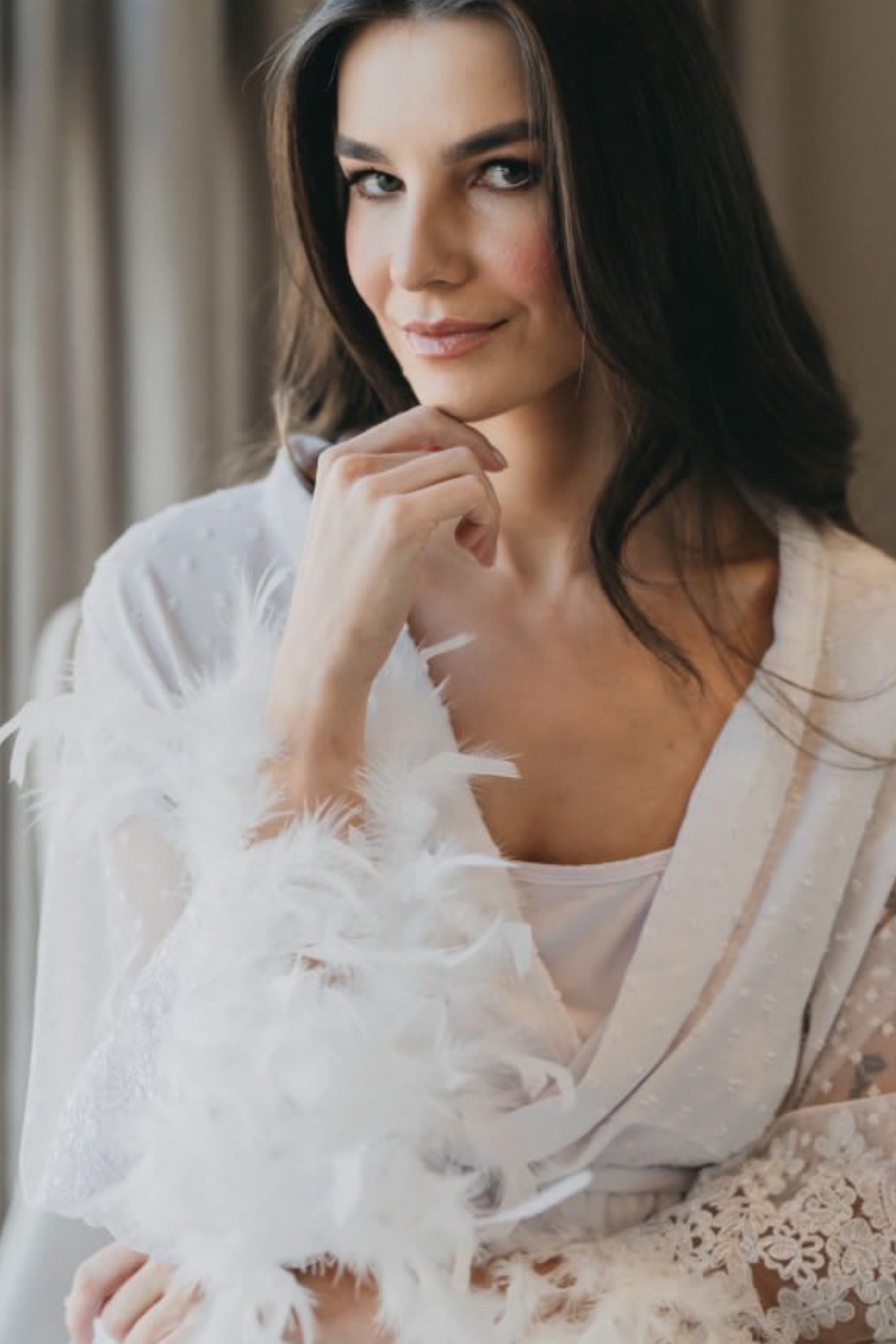 Robe Damaris Longo Off White com Tule Poá, Bordado Egípcio e Plumas