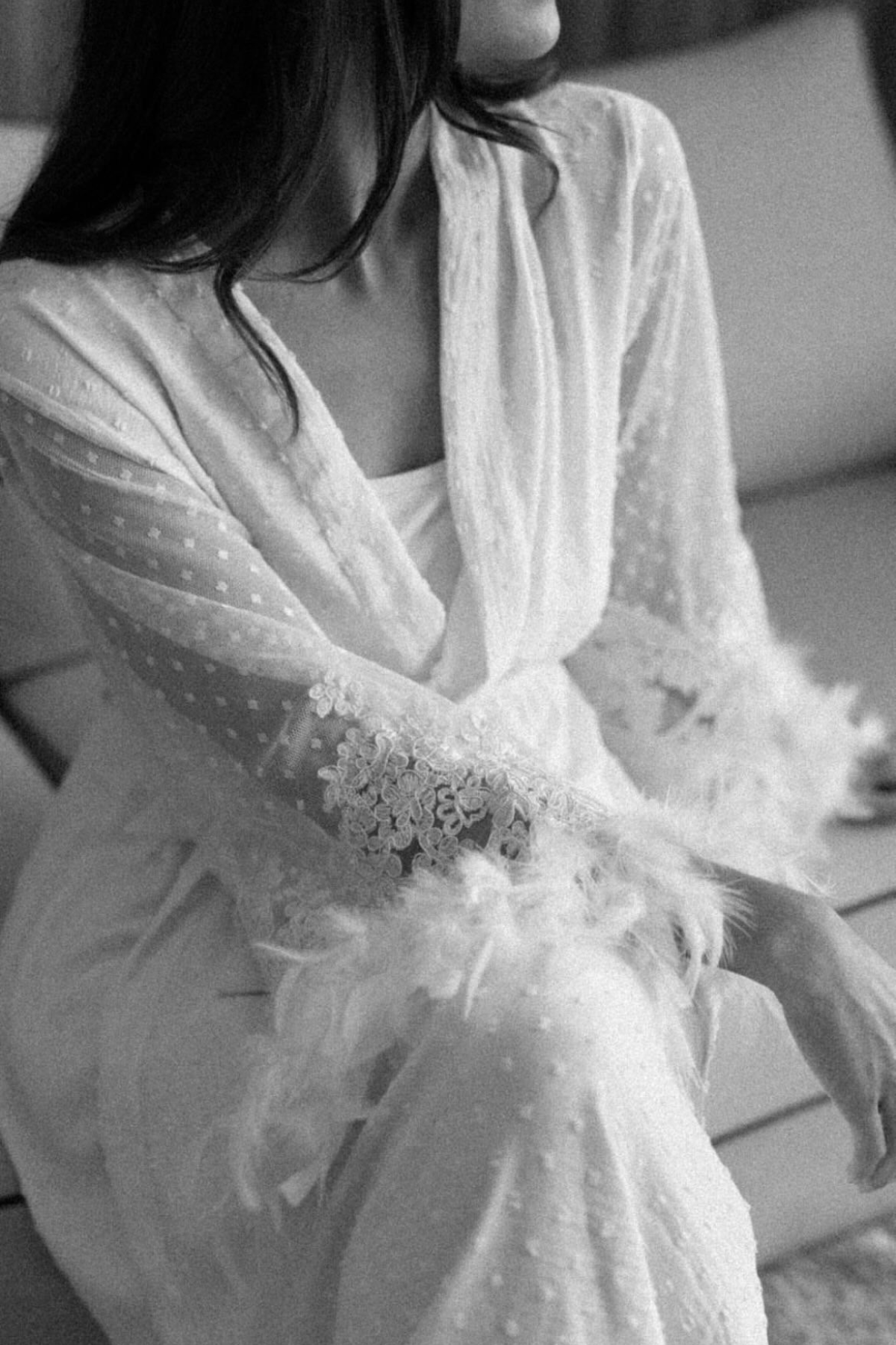 Robe Damaris Longo Off White com Tule Poá, Bordado Egípcio e Plumas