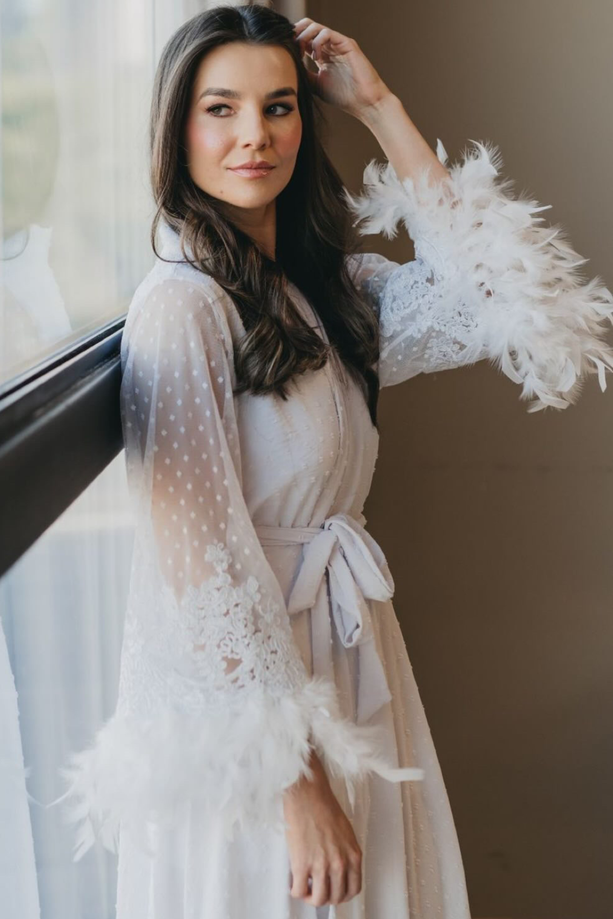Robe Damaris Longo Off White com Tule Poá, Bordado Egípcio e Plumas