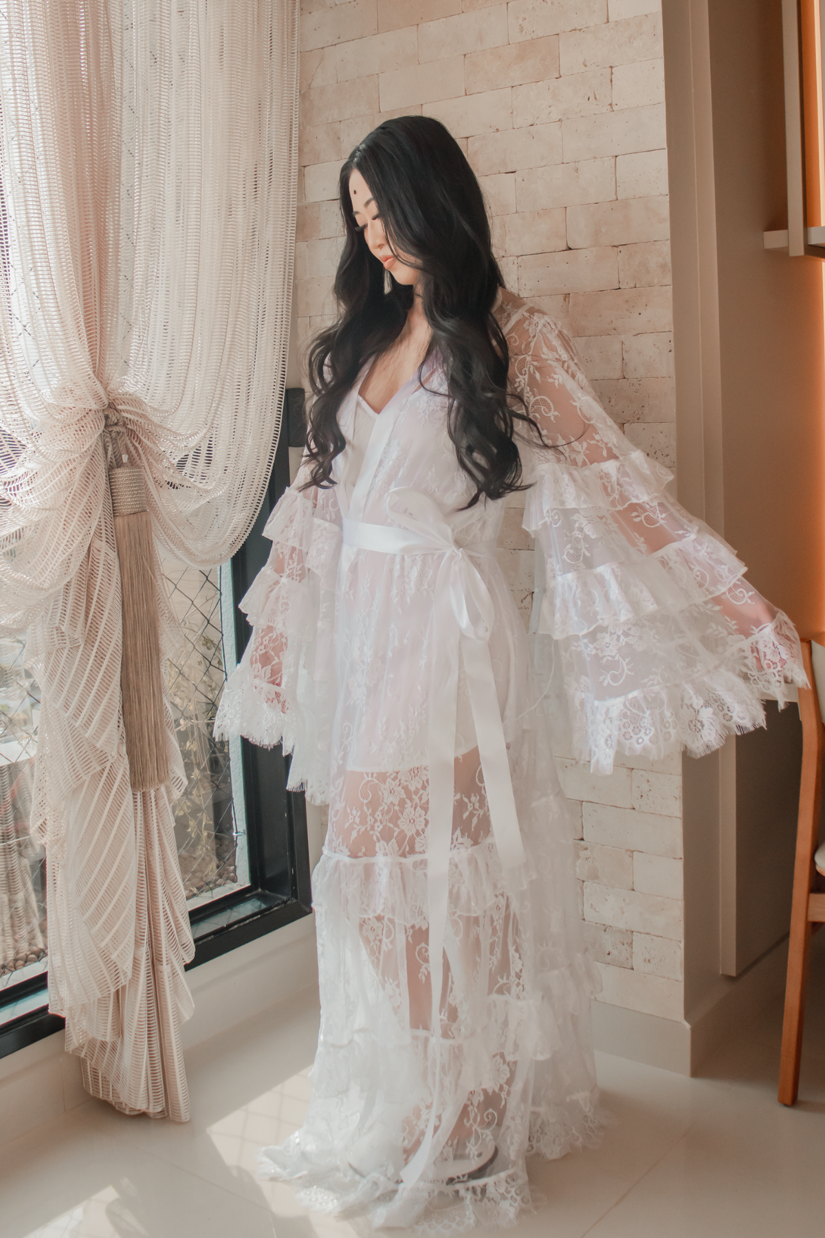 Robe Brina Longo em Renda Chantilly Francesa com Camisola Delicada
