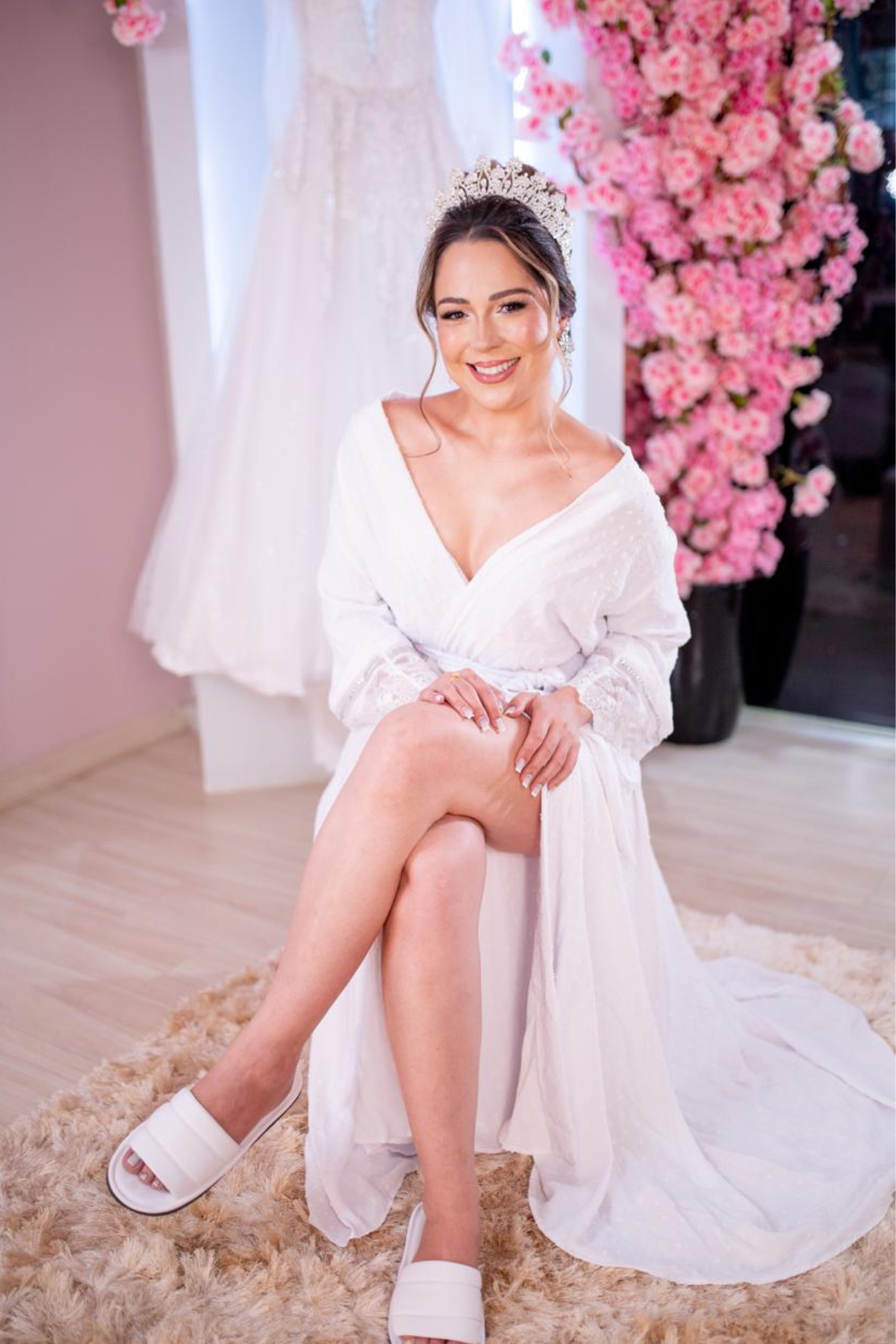 Robe de Noiva Laura em Crepe Duna Poá na cor branco com Renda