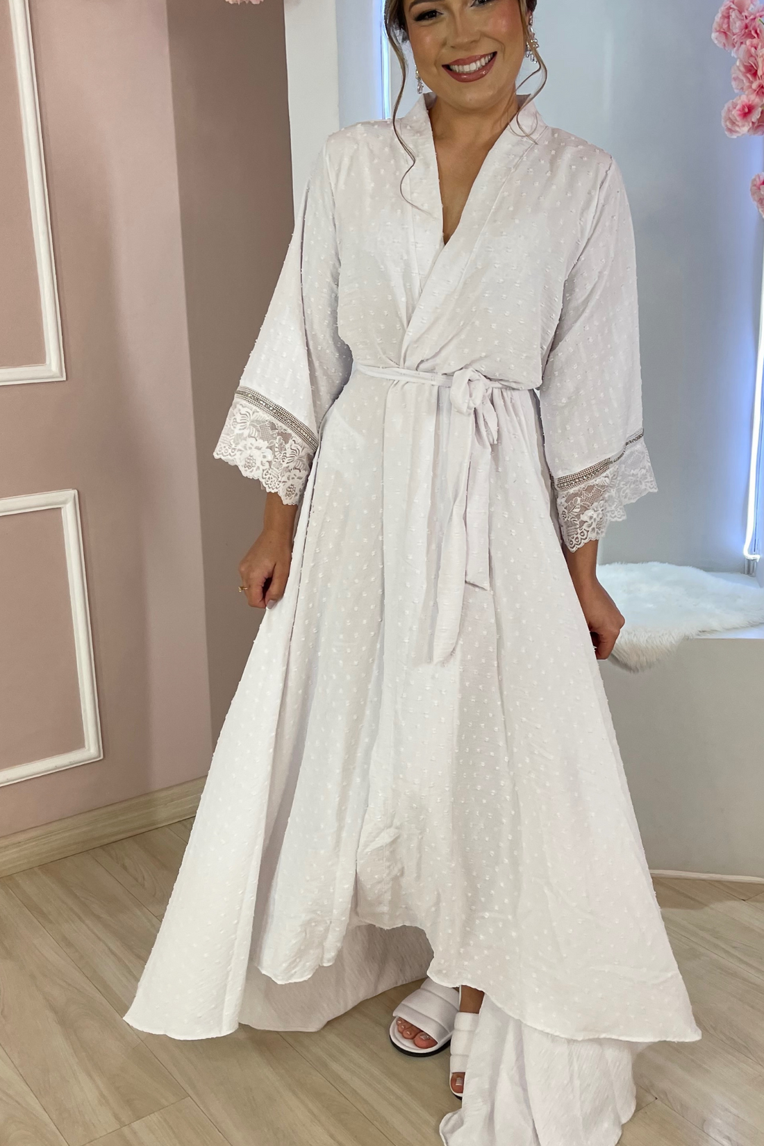 Robe de Noiva Laura em Crepe Duna Poá na cor branco com Renda