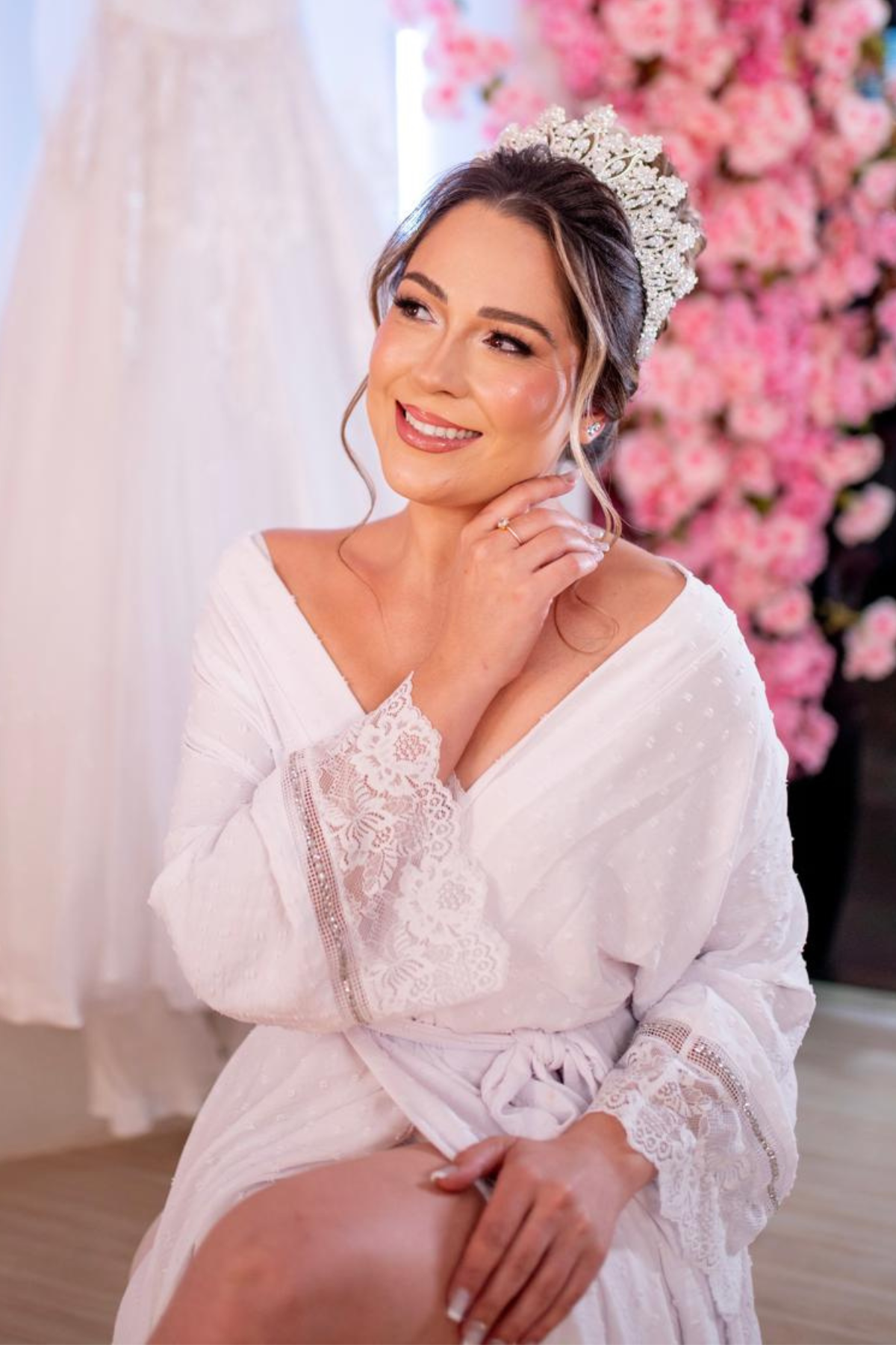 Robe de Noiva Laura em Crepe Duna Poá na cor branco com Renda