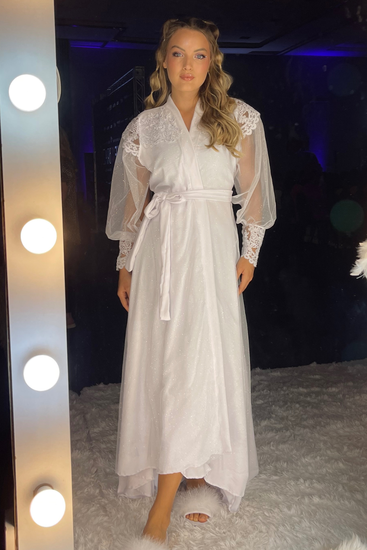 Robe Mila Longo Branco em Tule com Guipir Bordado e Renda Delicada