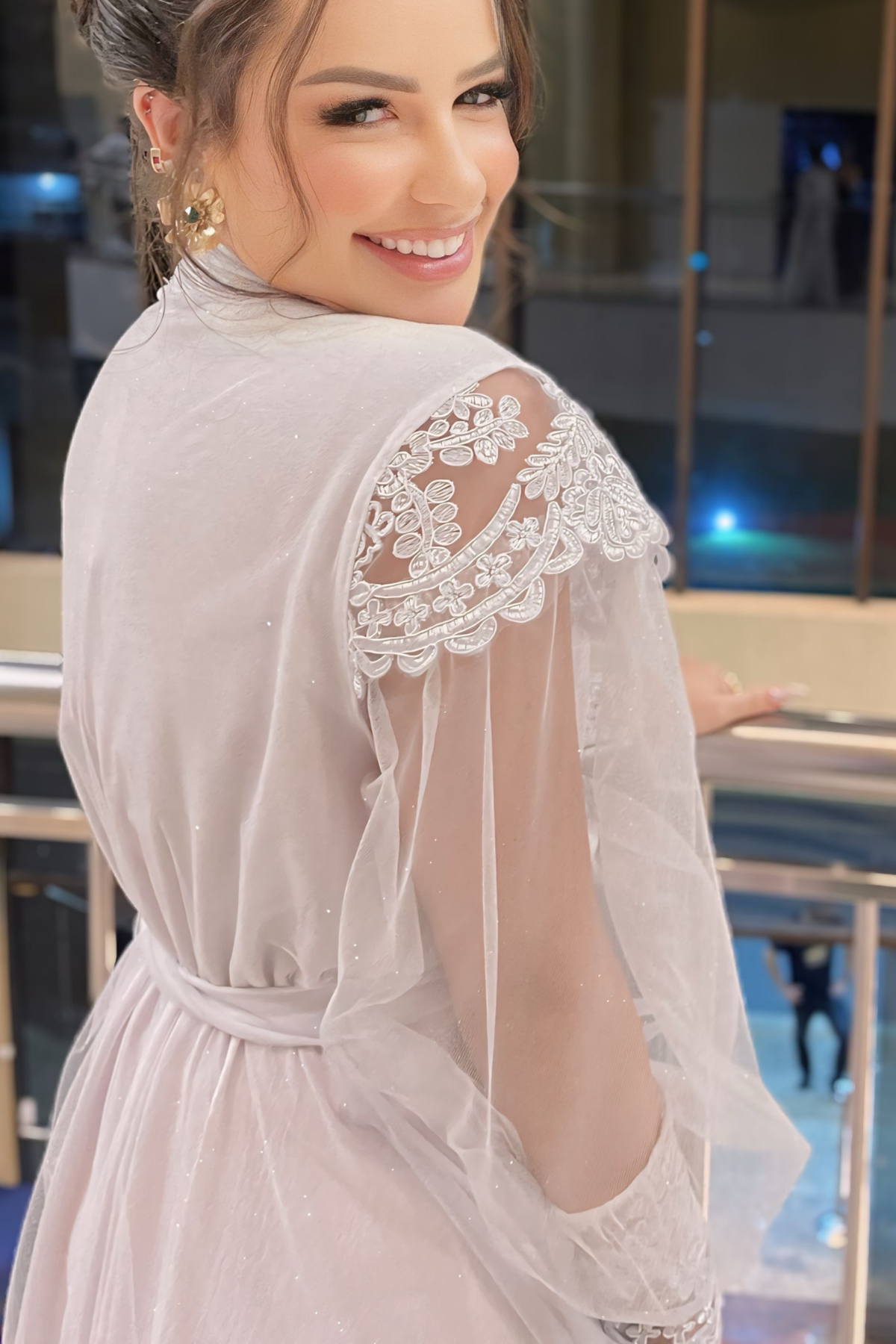 Robe Mila Longo Branco em Tule com Guipir Bordado e Renda Delicada