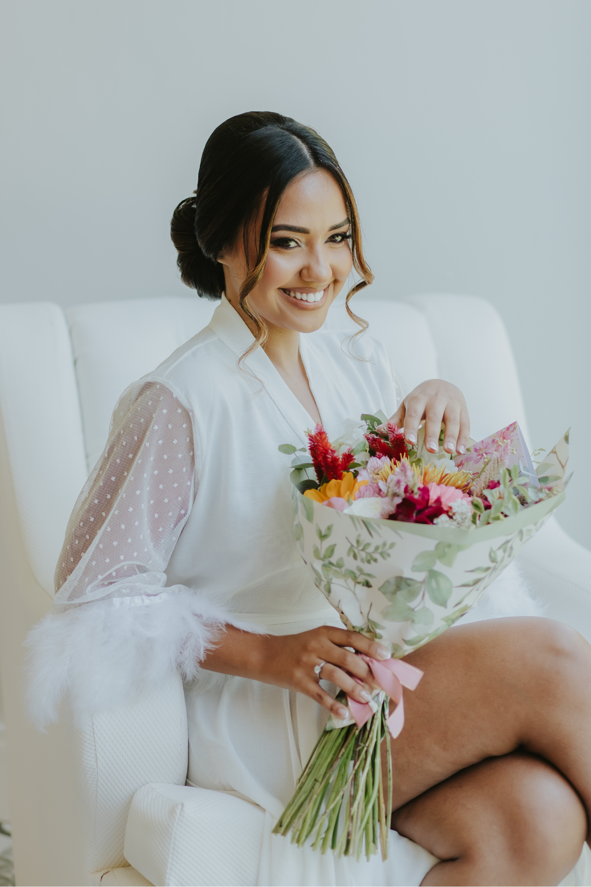 Robe Simone Longo com Mangas em Tule Poá e Plumas para Noiva