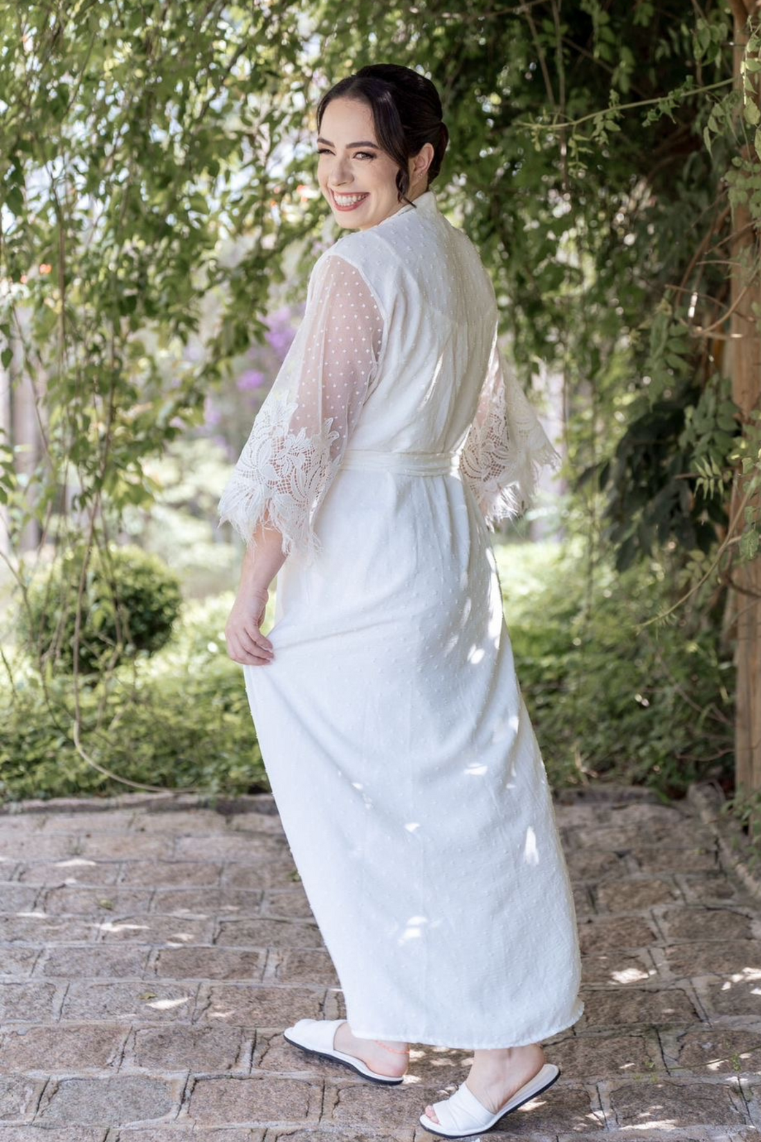 Robe Duda Longo Off White com Mangas em Guipir e Plumas