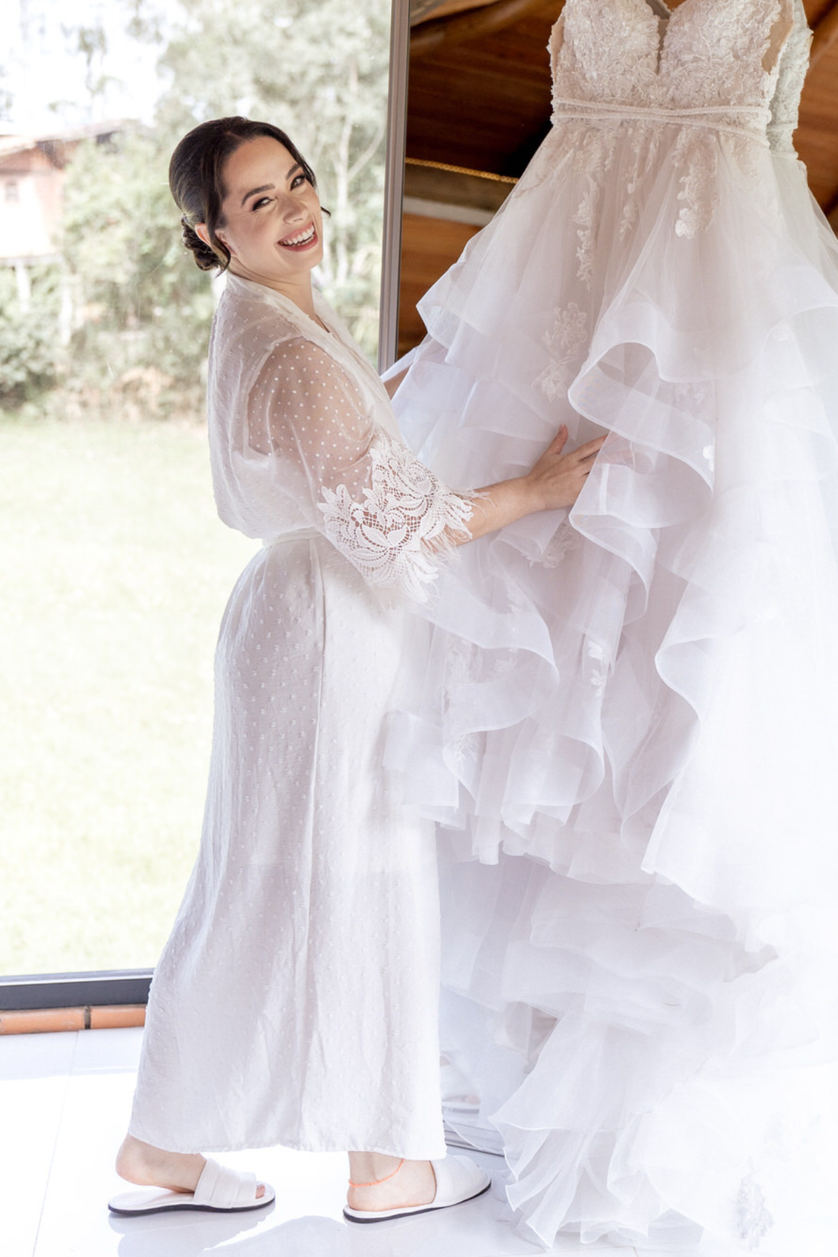Robe Duda Longo Off White com Mangas em Guipir e Plumas