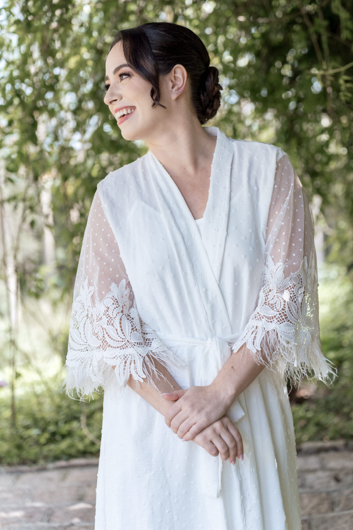 Robe Duda Longo Off White com Mangas em Guipir e Plumas