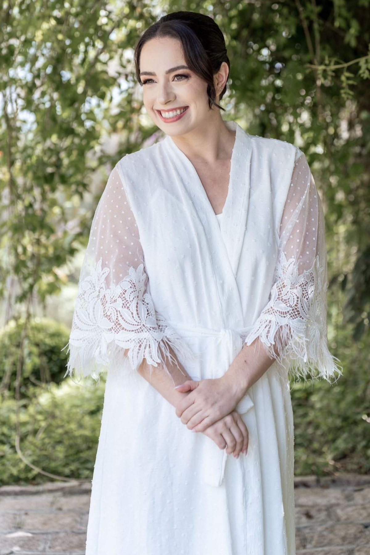 Robe Duda Longo Off White com Mangas em Guipir e Plumas