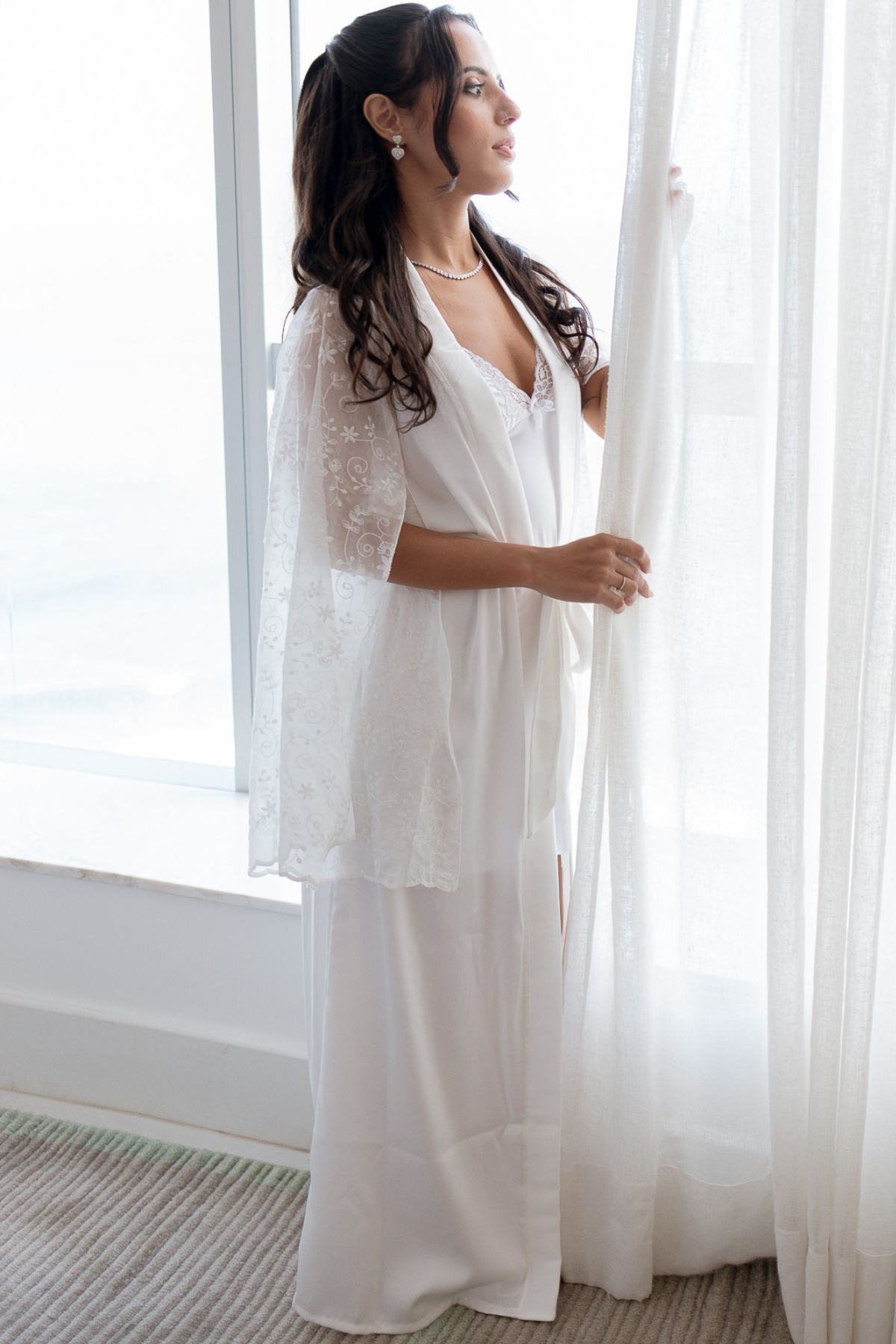 Robe Mariana Longo em Renda Chantilly Off White para Noiva Elegante