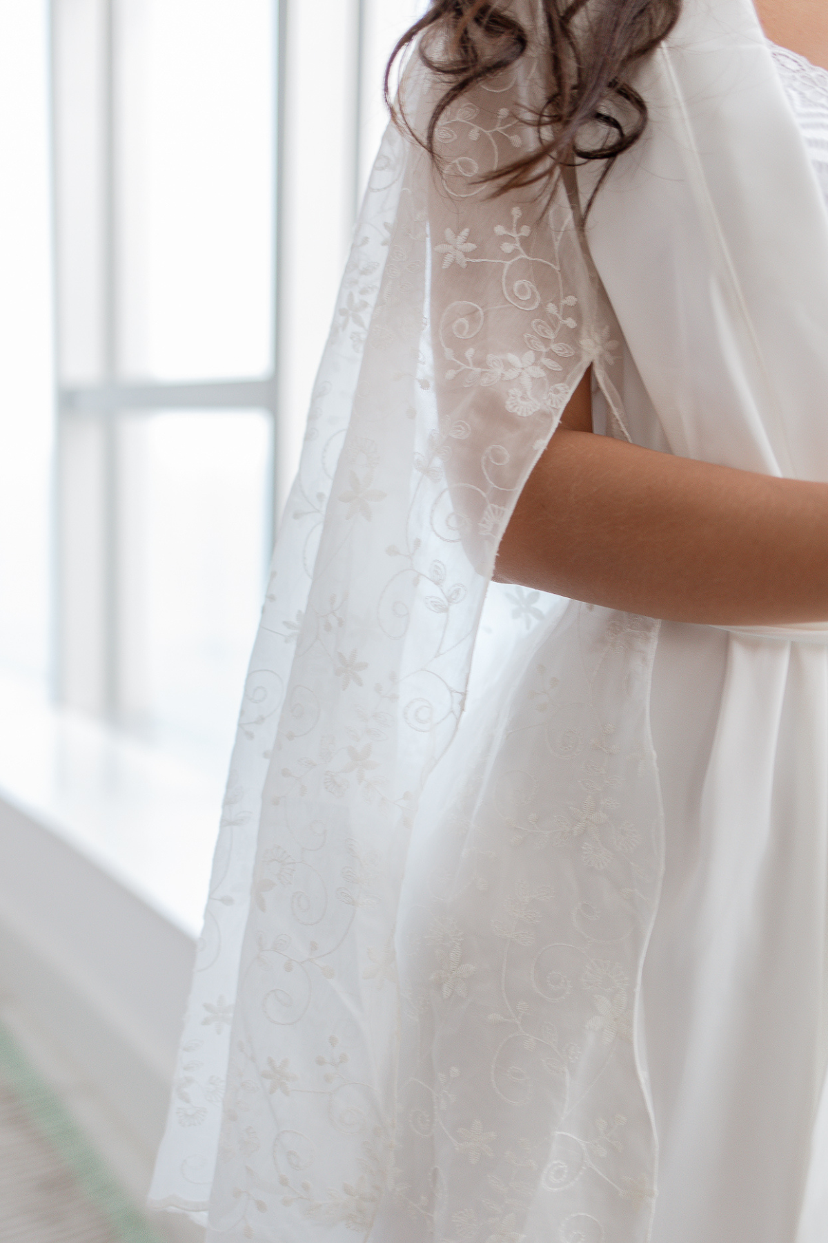 Robe Mariana Longo em Renda Chantilly Off White para Noiva Elegante