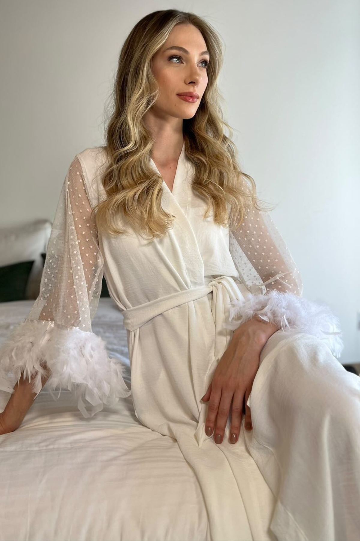 Robe Simone Longo com Mangas em Tule Poá e Plumas para Noiva