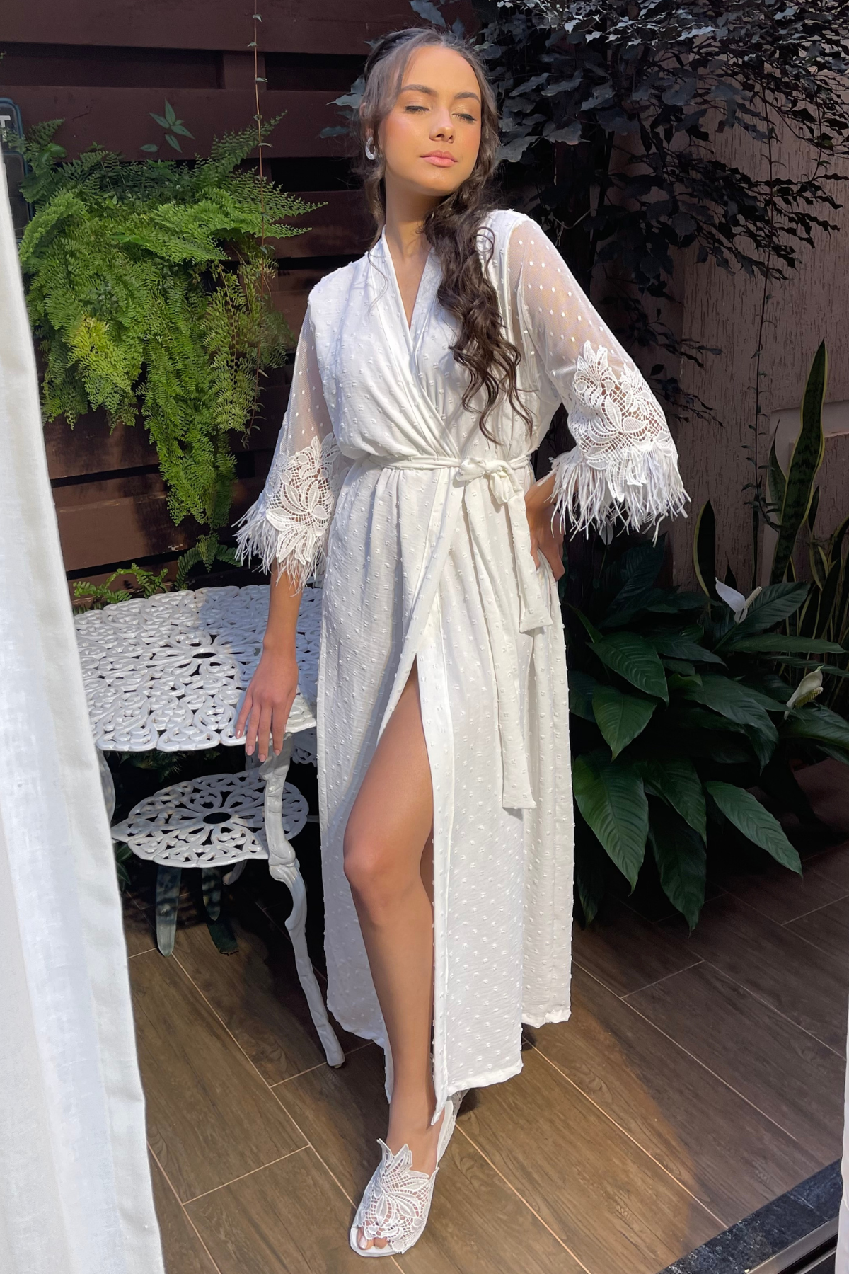 Robe Duda Longo Off White com Mangas em Guipir e Plumas