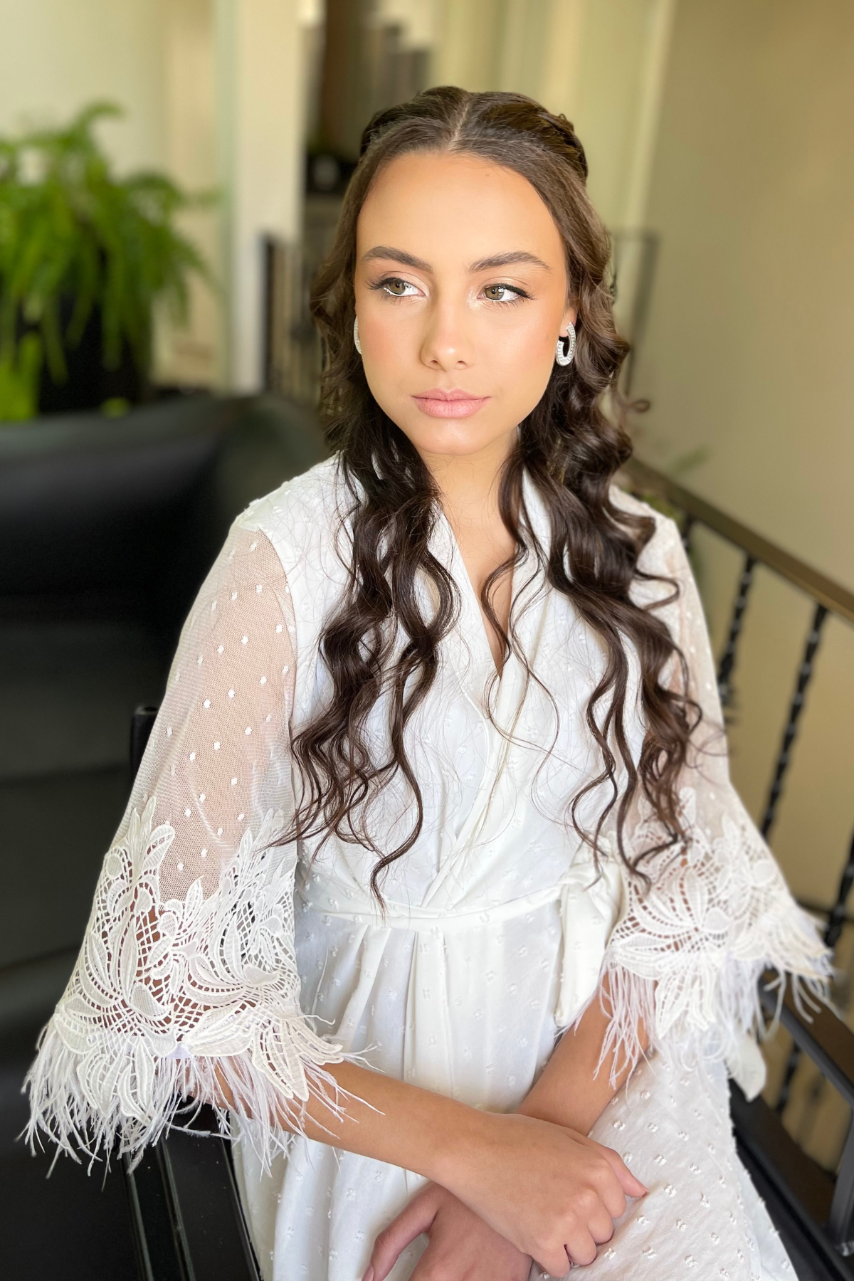 Robe Duda Longo Off White com Mangas em Guipir e Plumas