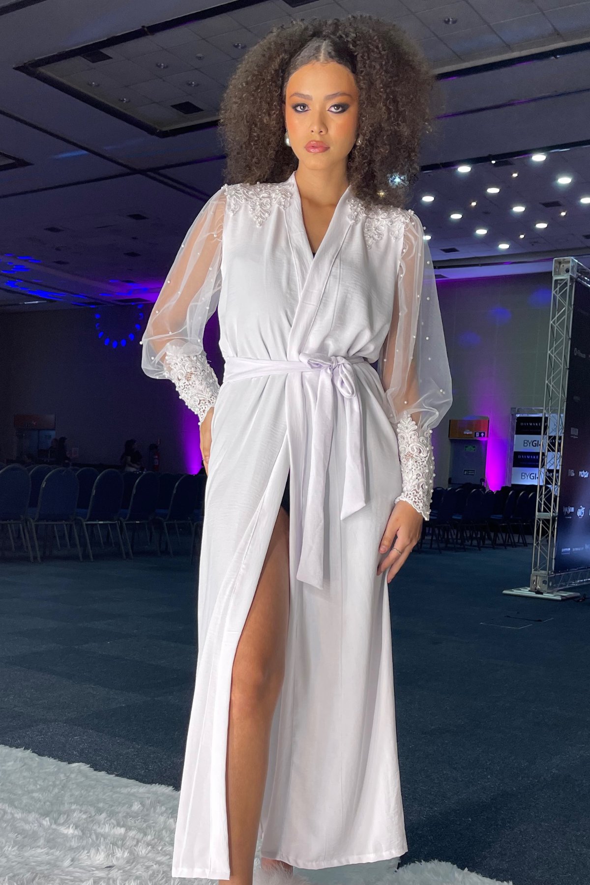 Robe Rafaela Longo Manga Tule com Pérolas e Guipir Luxo para Noiva