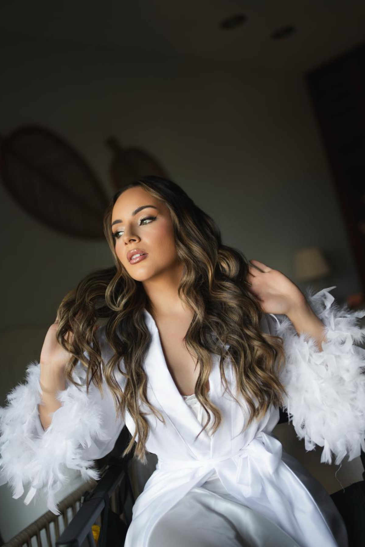 Robe Paola para Noiva Branco Longo com Plumas nas Mangas e Pompom