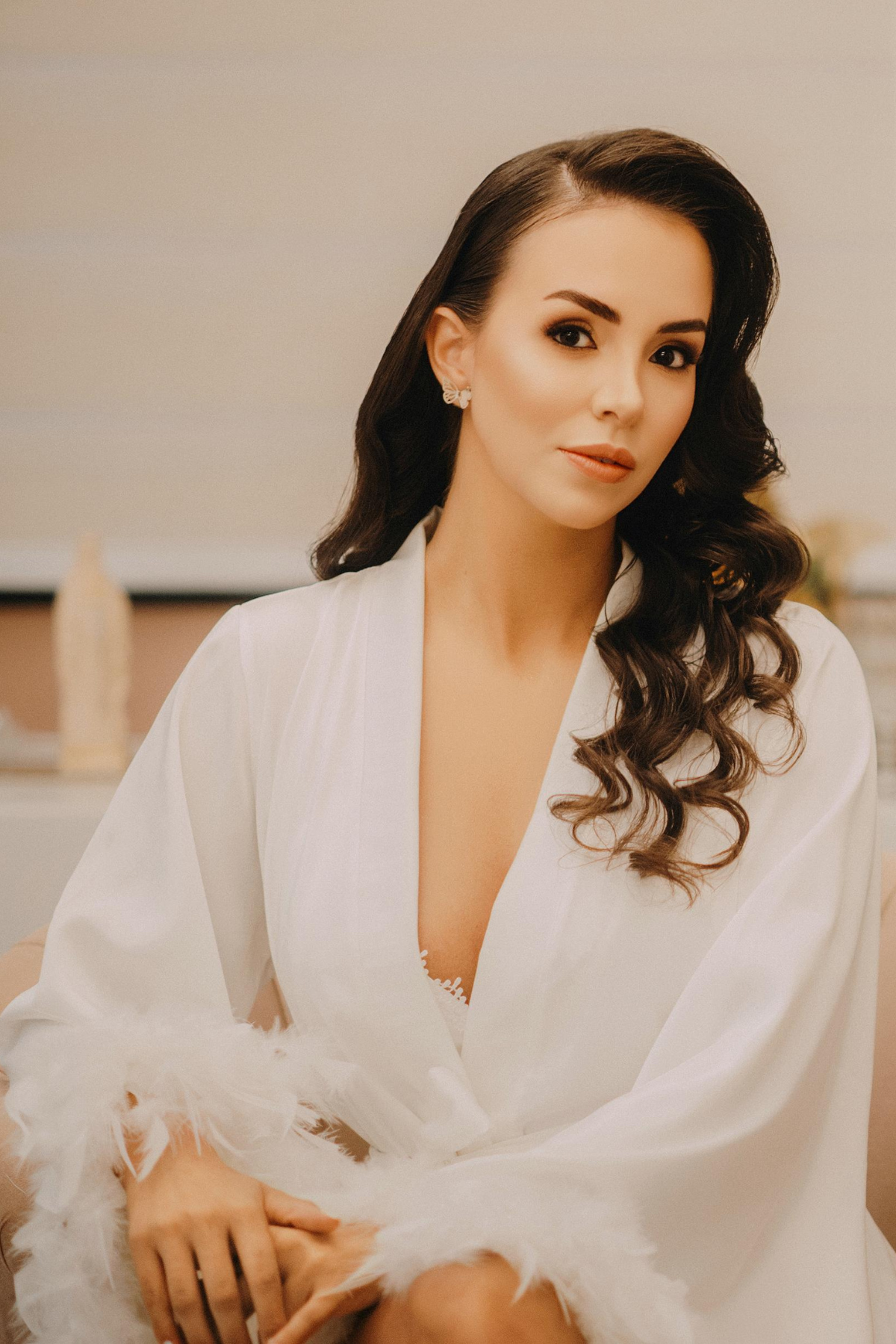 Robe Paola para Noiva Branco Longo com Plumas nas Mangas e Pompom
