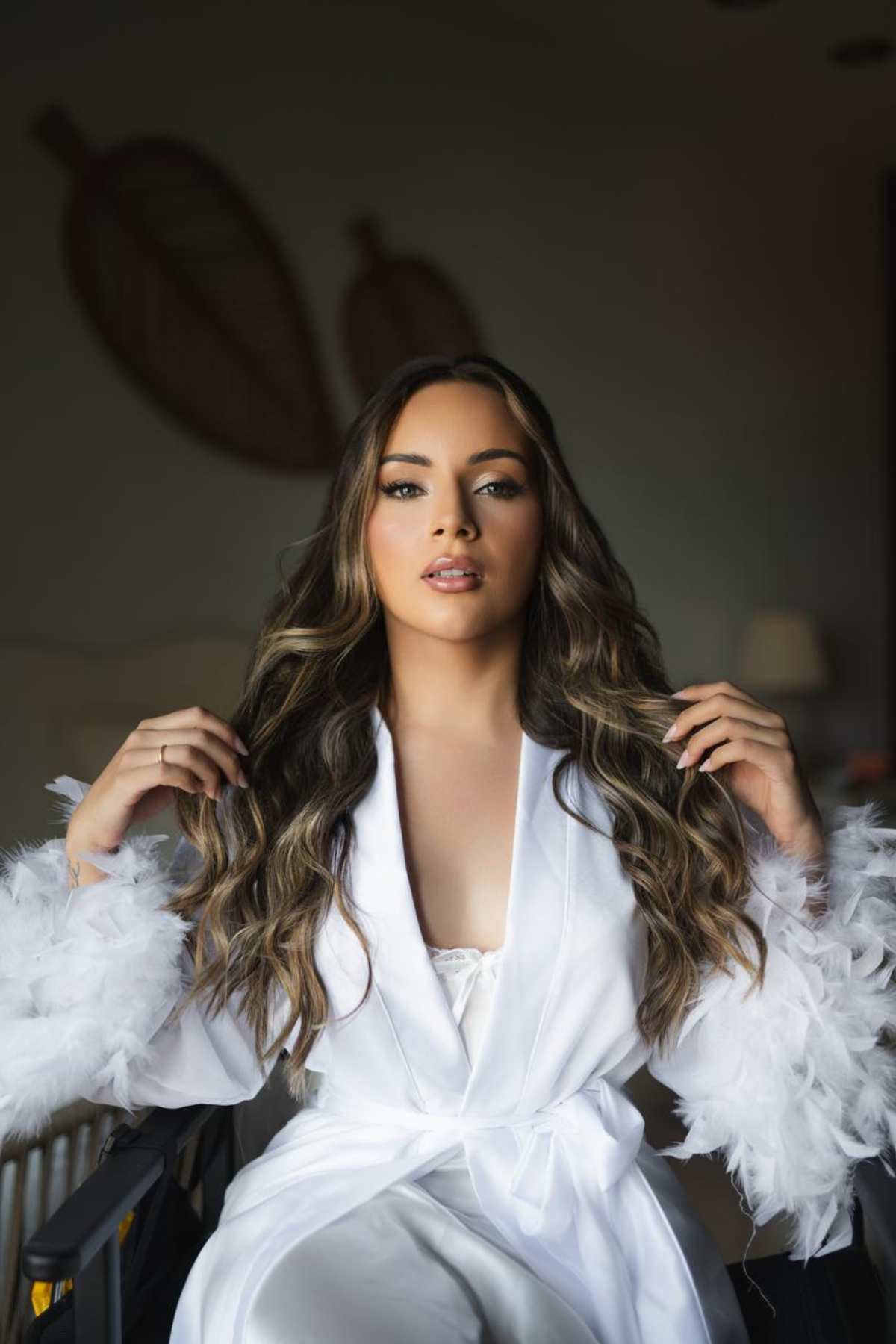 Robe Paola para Noiva Branco Longo com Plumas nas Mangas e Pompom