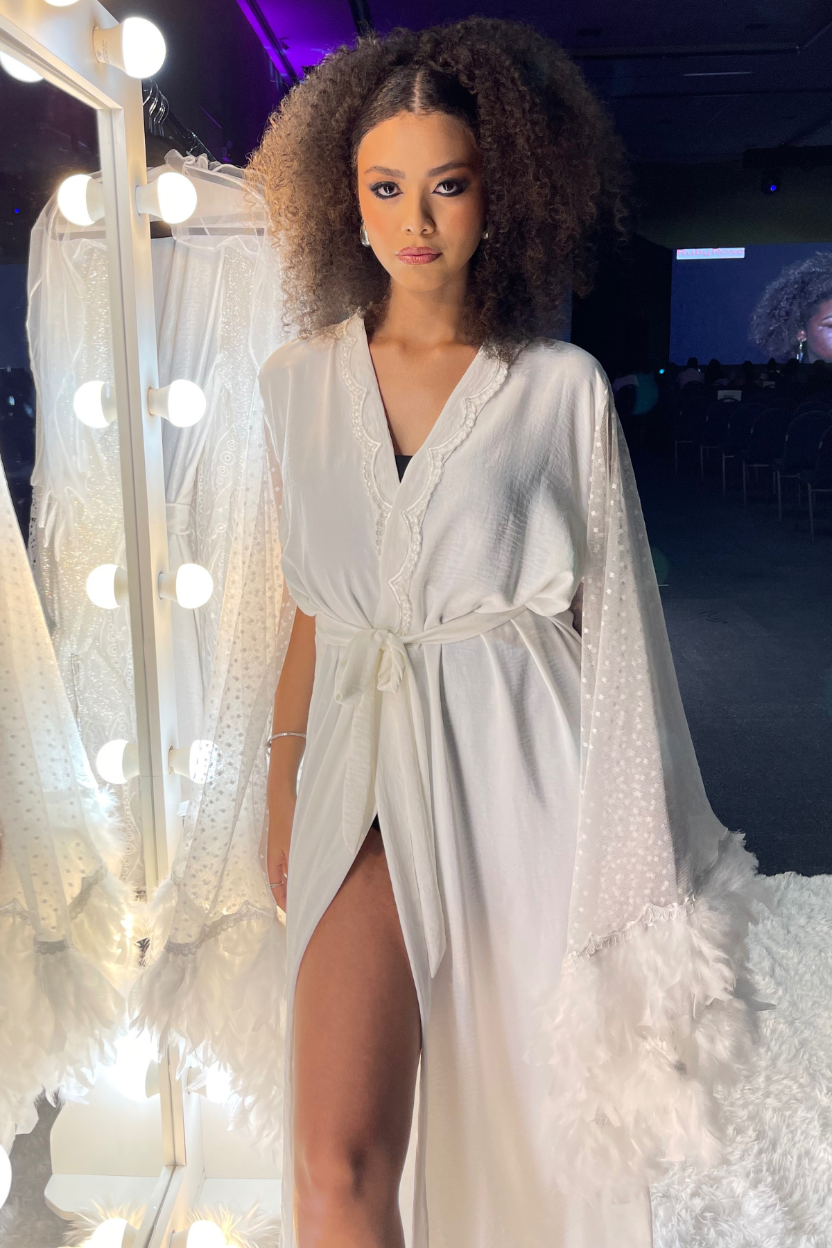 Robe Anjo para Noiva com Tule Poá e Sofisticado Detalhe em Plumas
