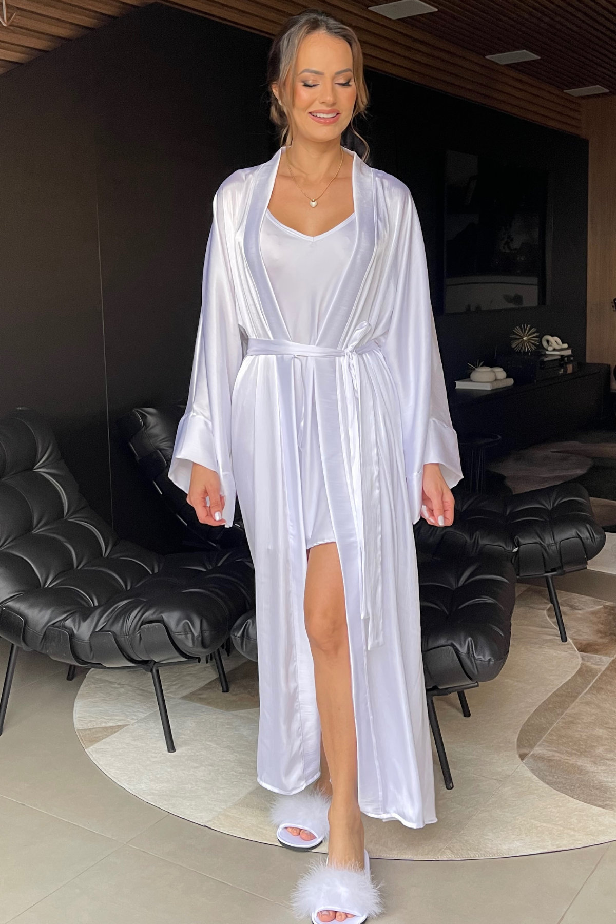 Robe Mouce Longo para Noiva Branco Minimalista com Mangas Estilo Kimono