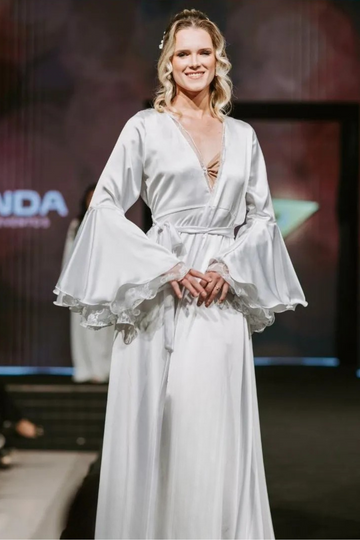 Robe Áurea para Noiva Longo Mangas Flair em Renda Chantilly Francesa