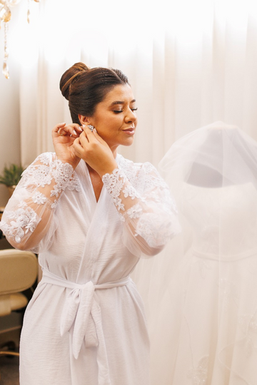 Robe de Noiva Camila Curto com Tule Bordado e Guipir Artesanal