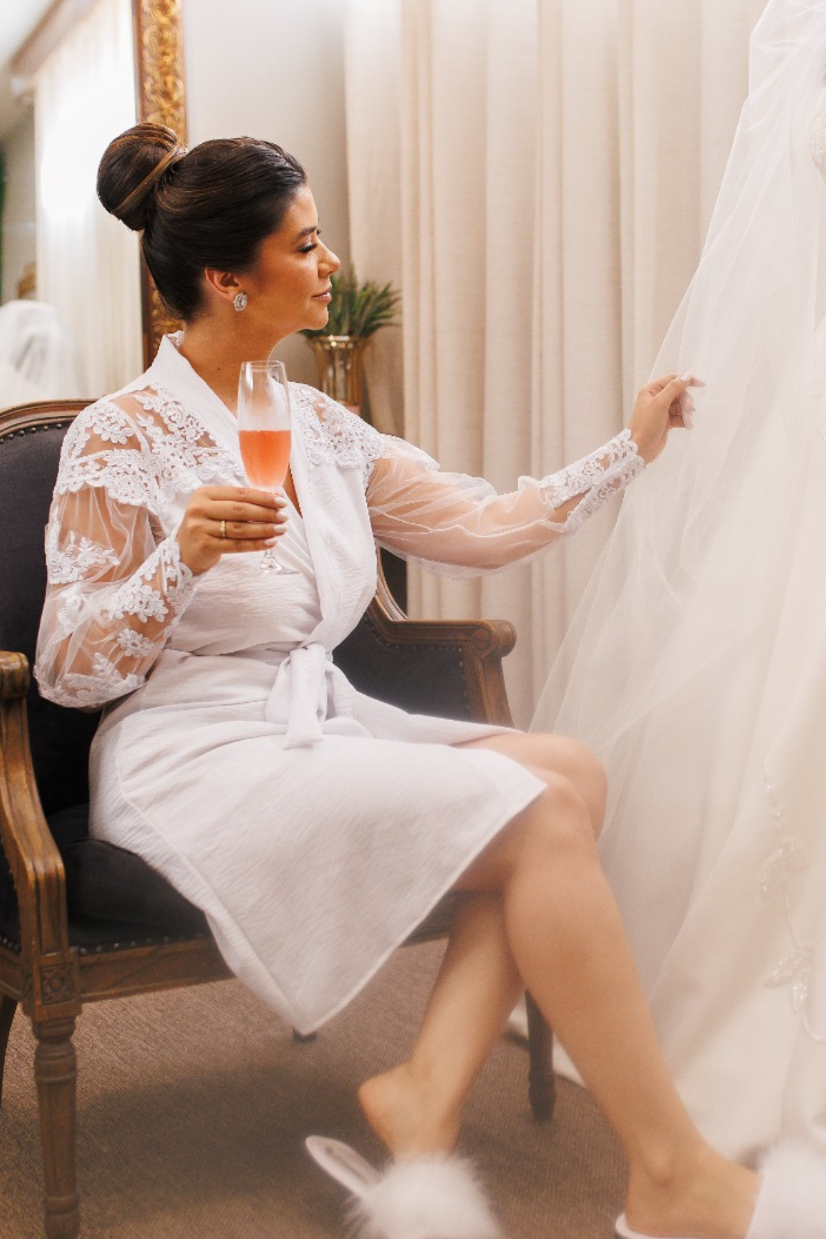 Robe de Noiva Camila Curto com Tule Bordado e Guipir Artesanal