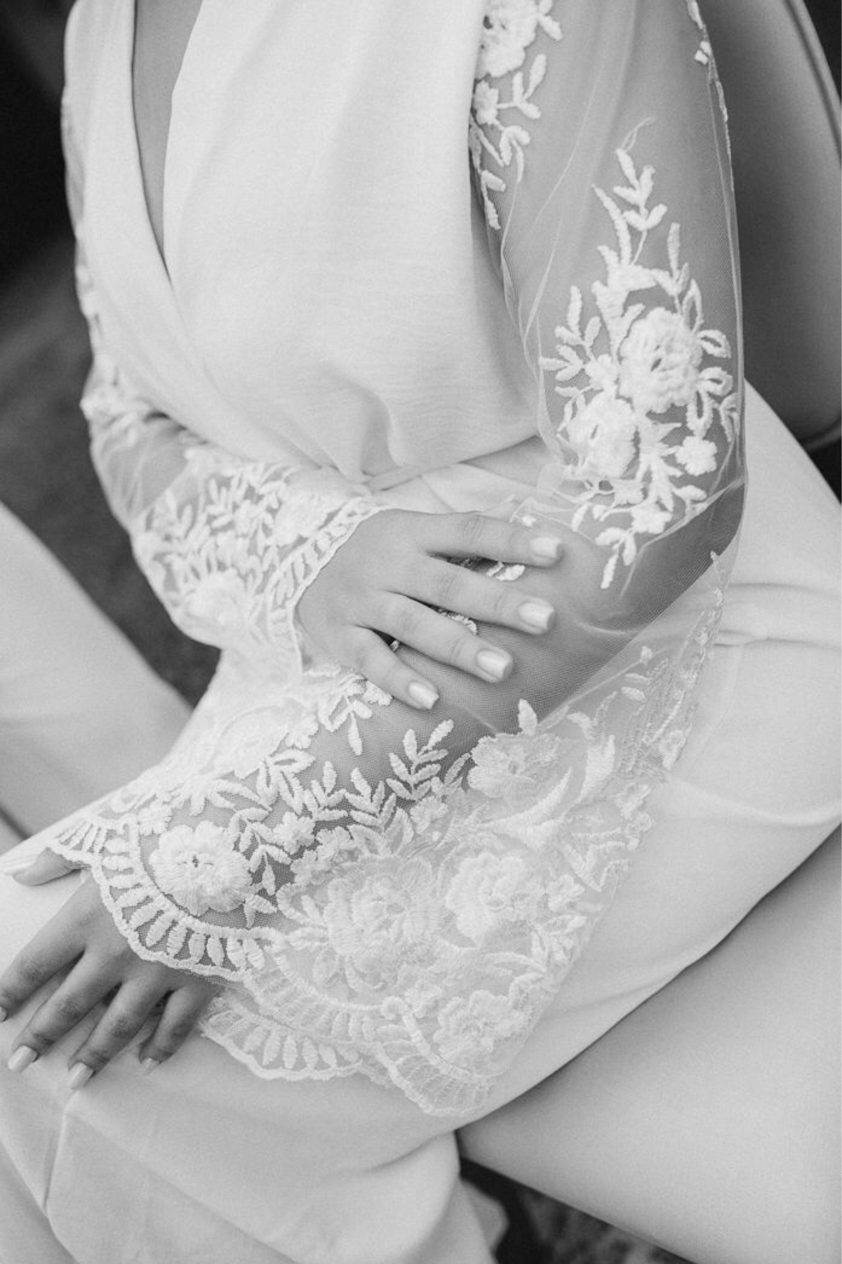 Robe Sandy Branco Longo para Noiva com Mangas em Tule Bordado
