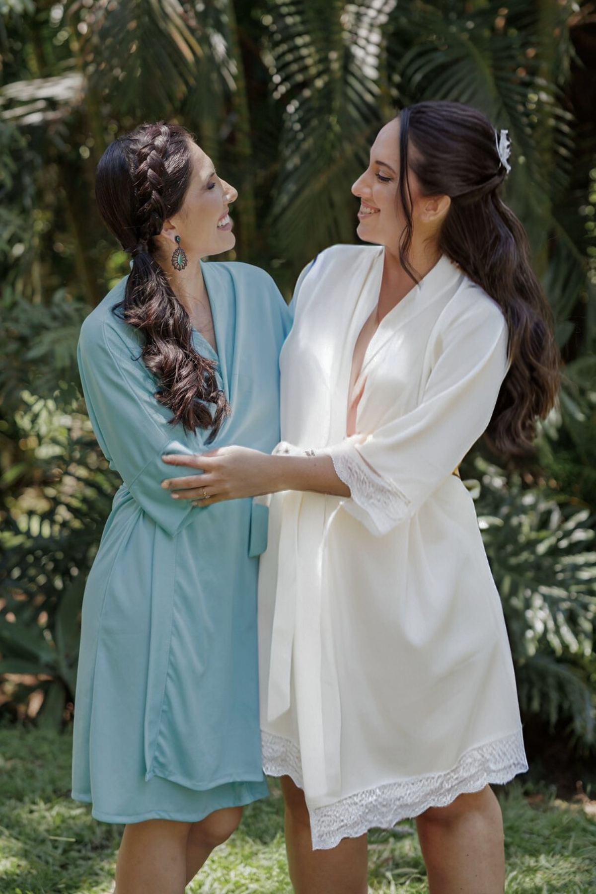 Robe Beatriz Curto com Renda Chantilly Branco e Off White para Noiva
