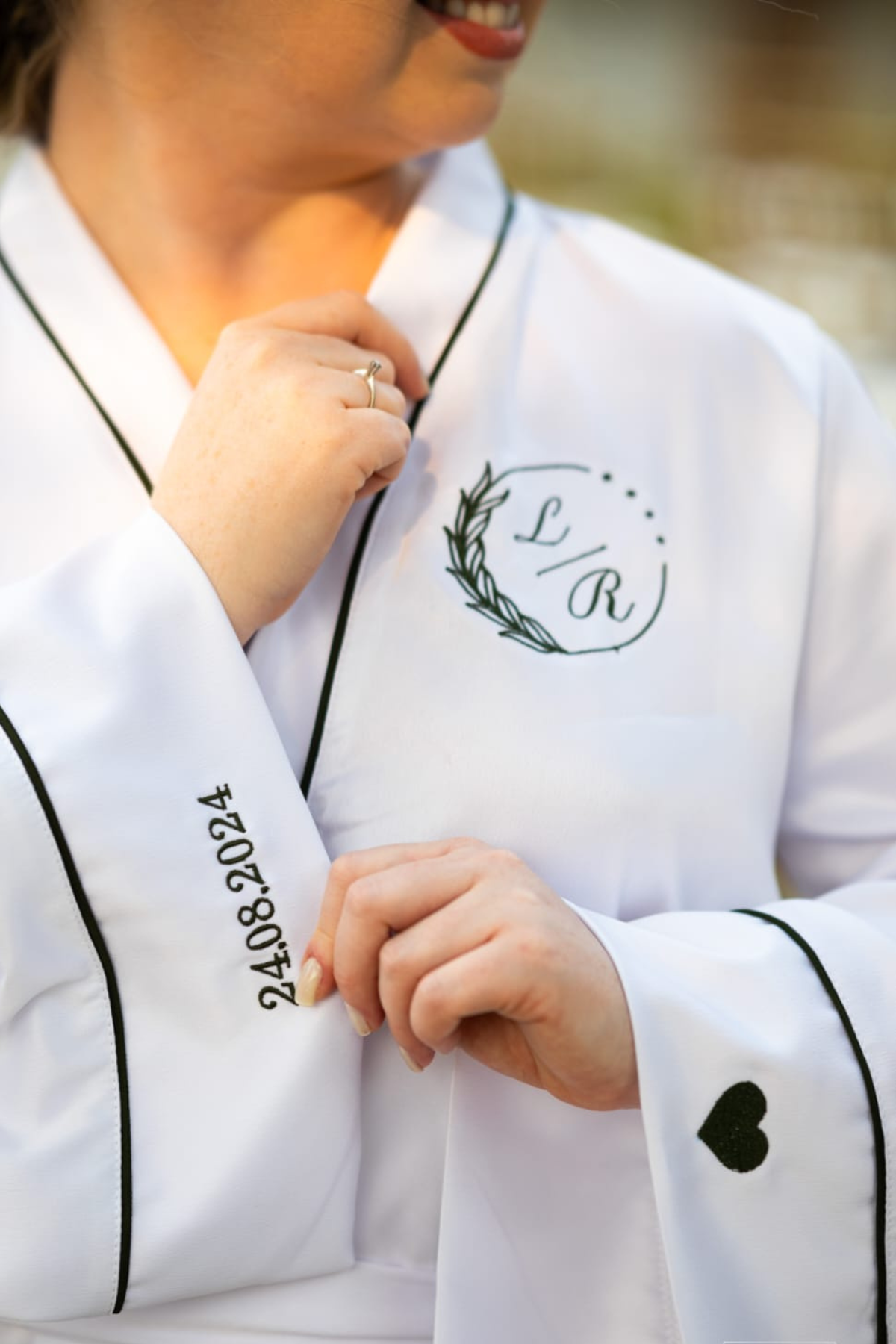 Robe Lori longo Personalizado com Detalhes em Friso