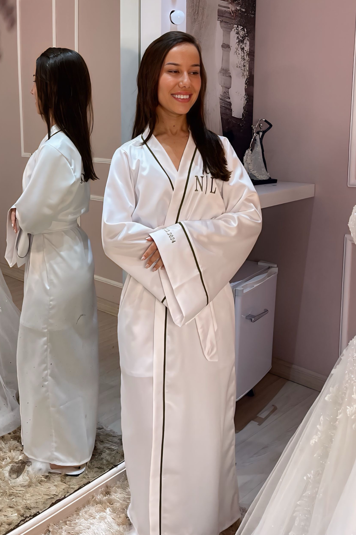 Robe Lori longo Personalizado com Detalhes em Friso